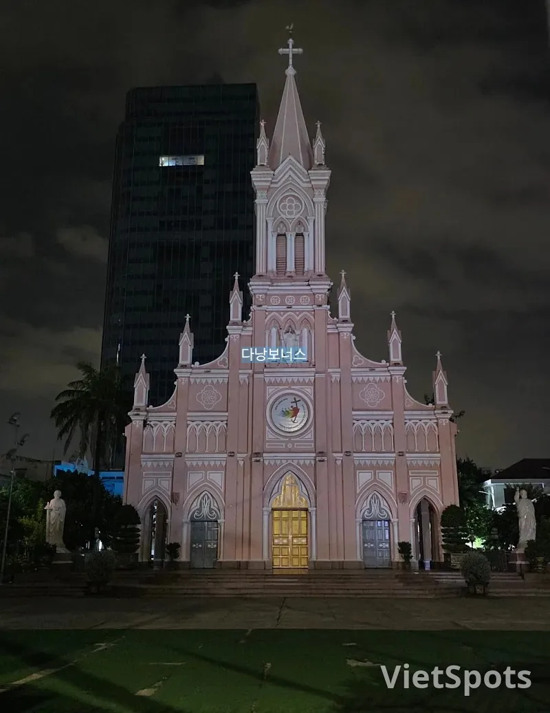 🇻🇳 熄了灯的粉色大教堂
