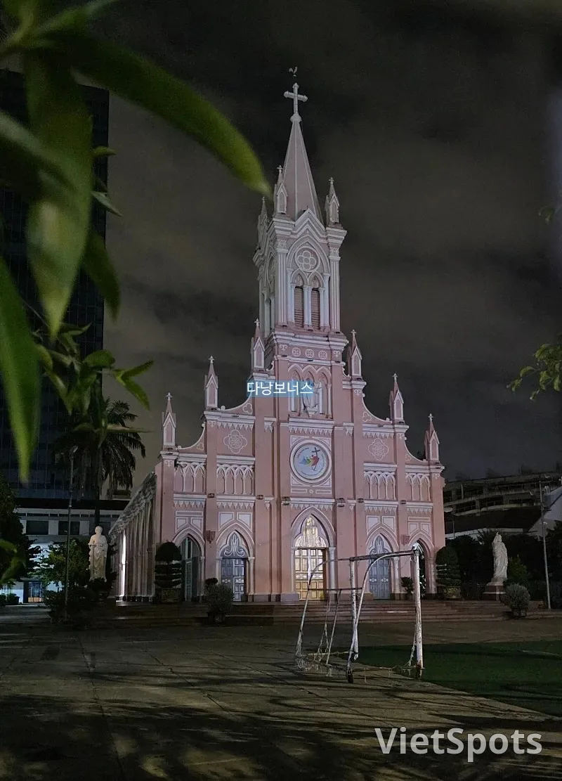 🇻🇳 熄了灯的粉色大教堂