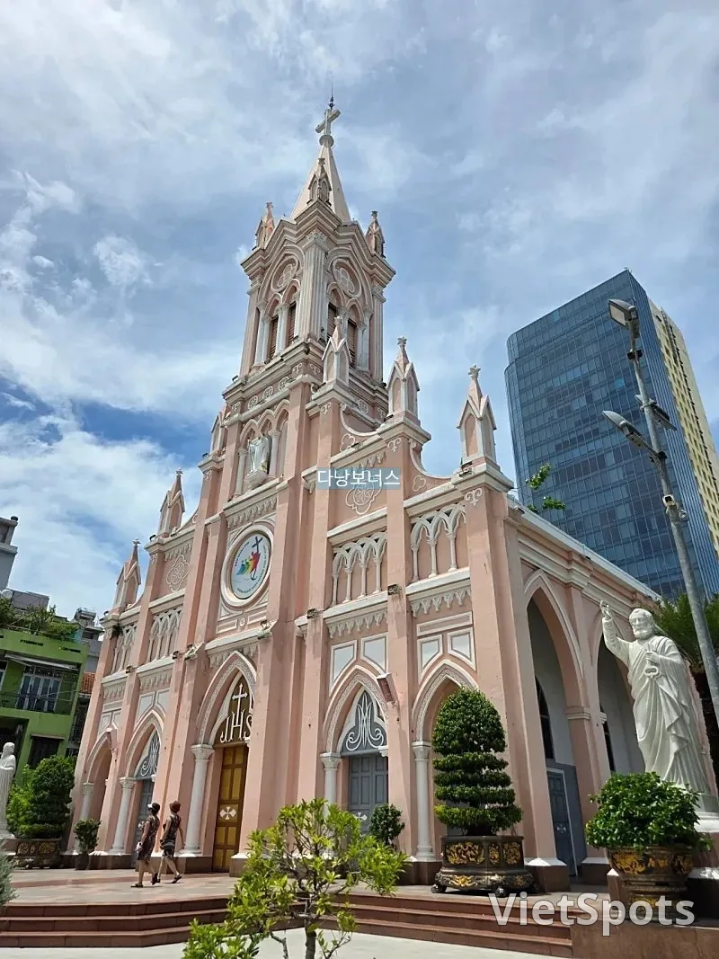 🇻🇳 晴朗天空下的粉红教堂