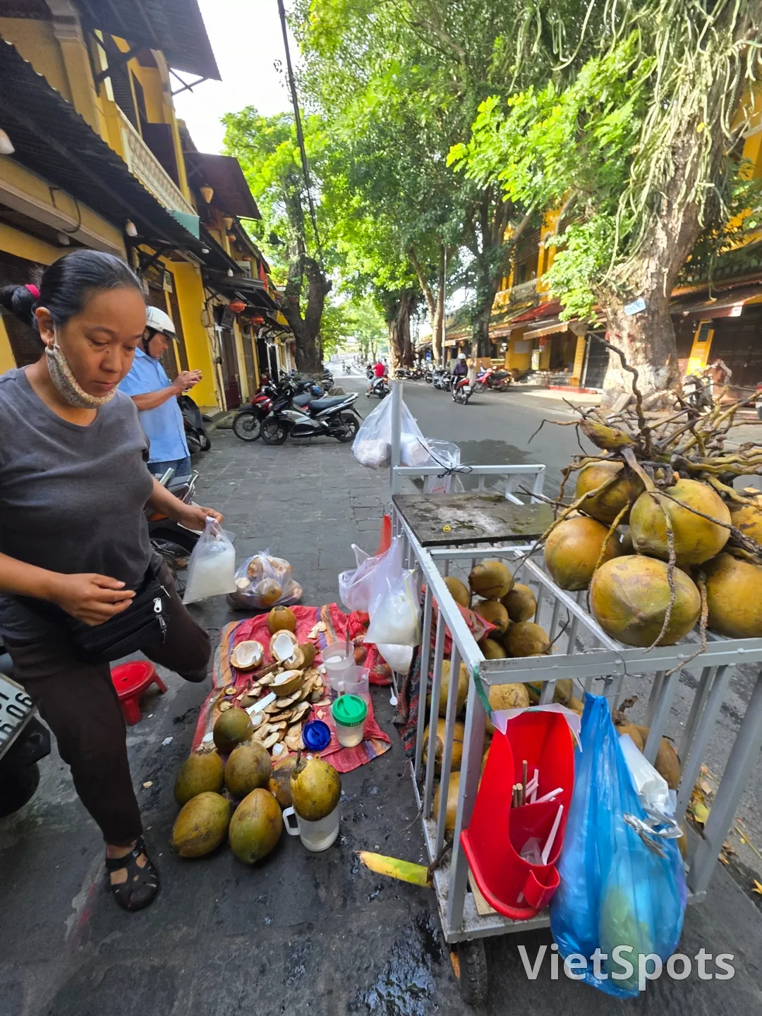 🇻🇳 走進當地人的日常生活，在會安享用的一杯椰子