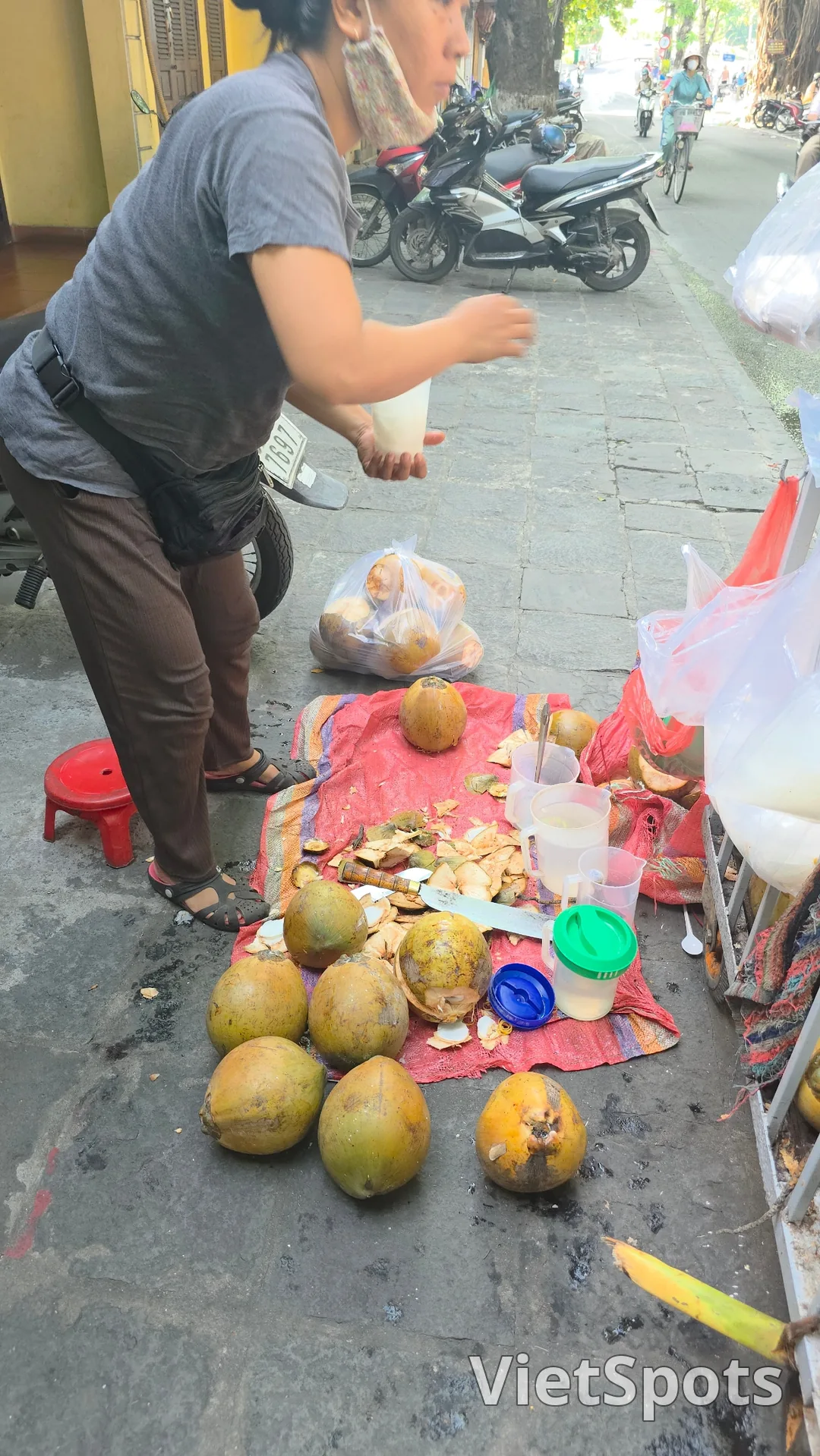 🇻🇳 走進當地人的日常生活，在會安享用的一杯椰子