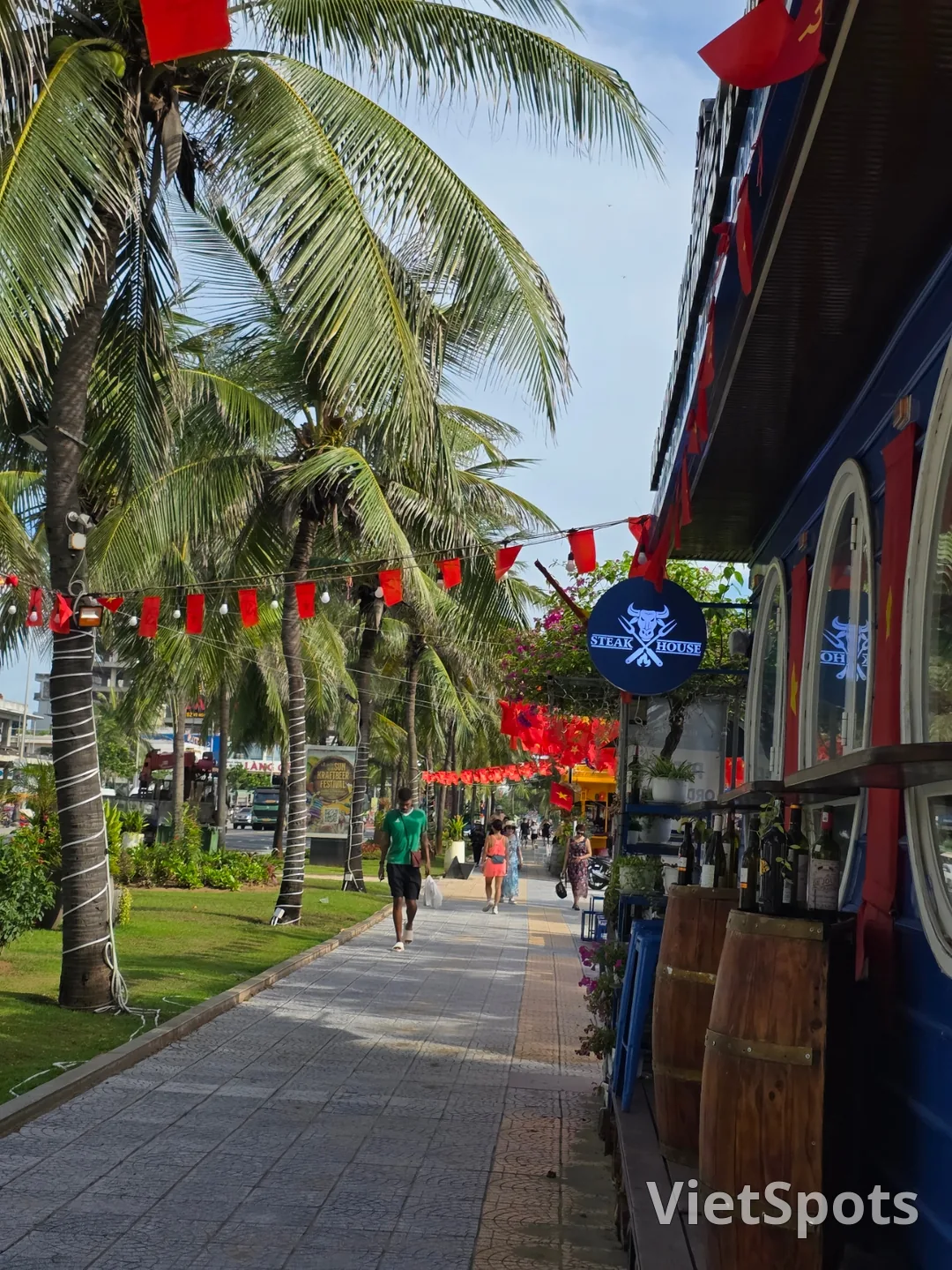 🇻🇳 เดินเล่นยามเช้าที่หาดหมีเค