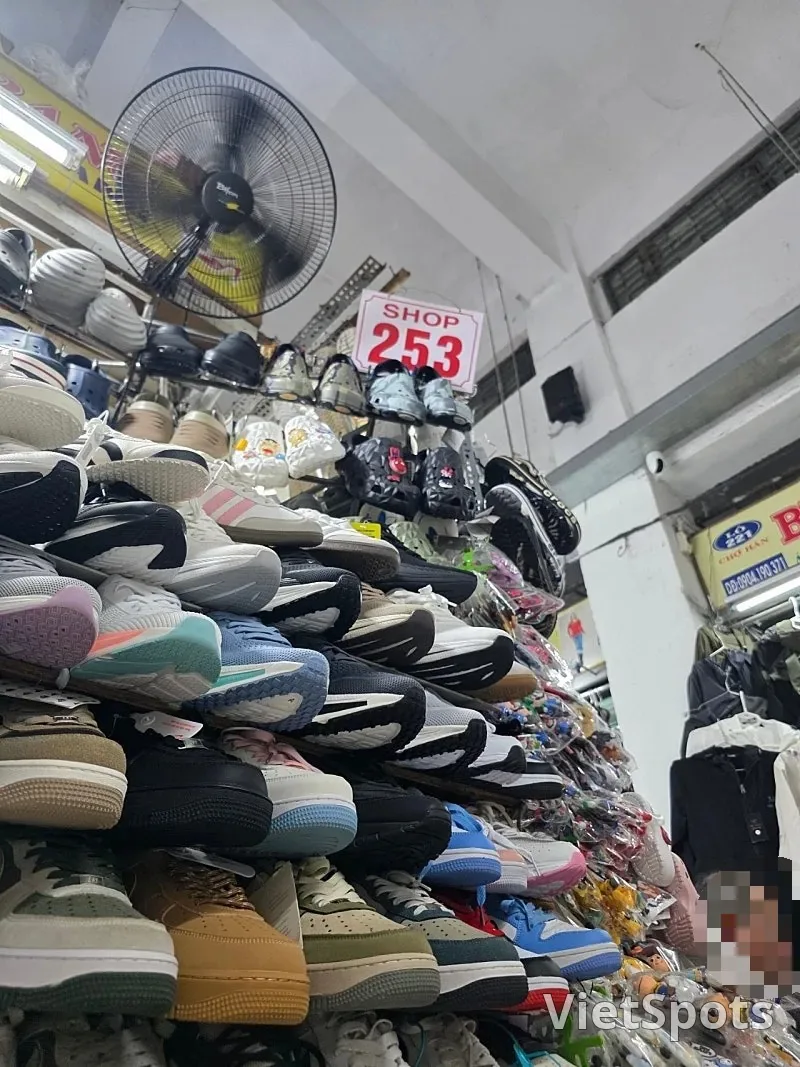 🇻🇳 ช้อปปิ้งตลาดฮัน_หมายเลข 253 Crocs