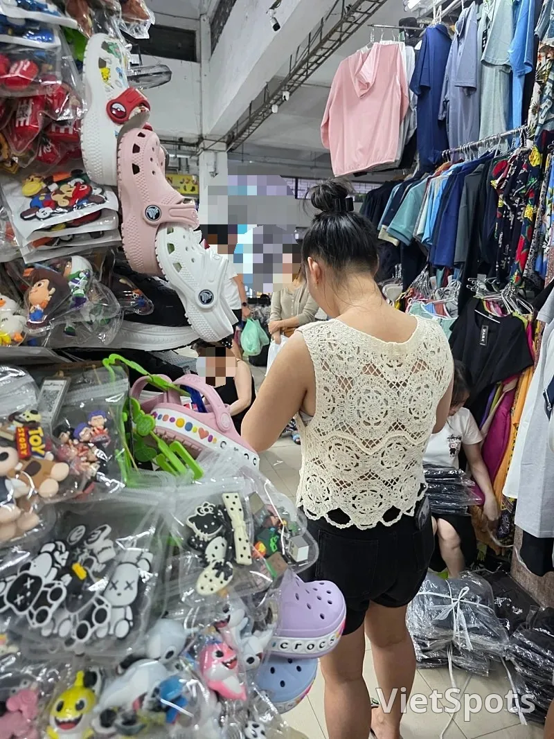 🇻🇳 ช้อปปิ้งตลาดฮัน_หมายเลข 253 Crocs