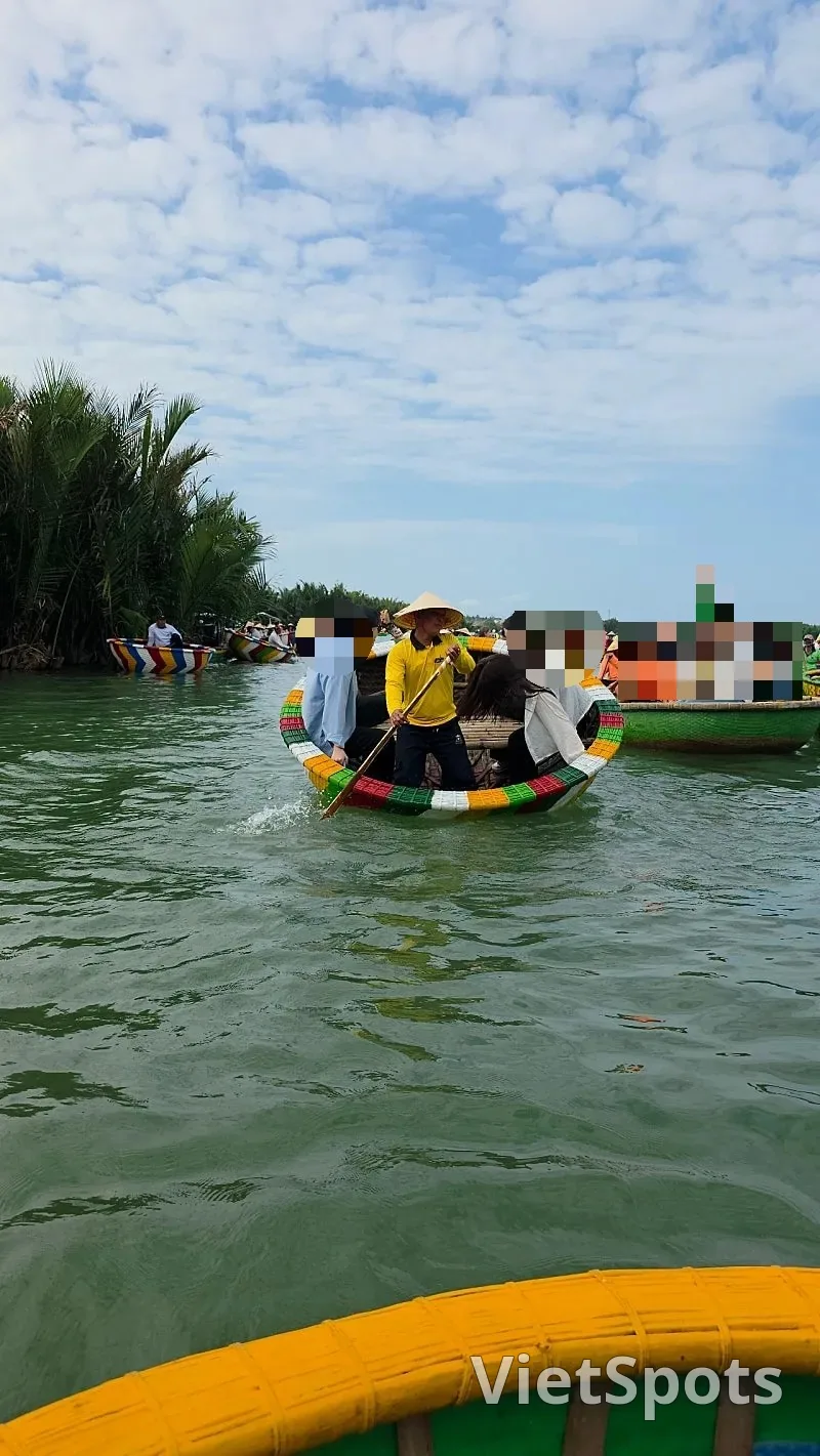 🇻🇳 ทริปดานังของแม่ลูกสามคน_ทัวร์อีโคพิเศษฮอยอัน_พวกเธอที่ก้มหน้าลง