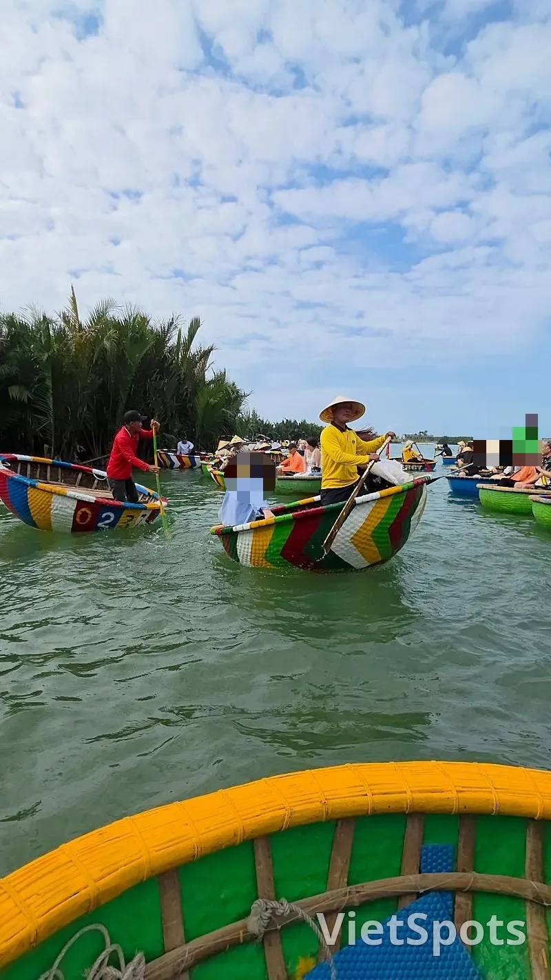 🇻🇳 ทริปดานังของแม่ลูกสามคน_ทัวร์อีโคพิเศษฮอยอัน_พวกเธอที่ก้มหน้าลง