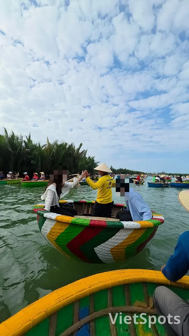 🇻🇳 ทริปดานังของแม่ลูกสามคน_ทัวร์อีโคพิเศษฮอยอัน_พวกเธอที่ก้มหน้าลง