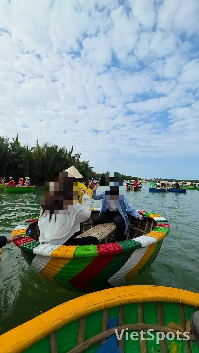 🇻🇳 ทริปดานังของแม่ลูกสามคน_ทัวร์อีโคพิเศษฮอยอัน_พวกเธอที่ก้มหน้าลง