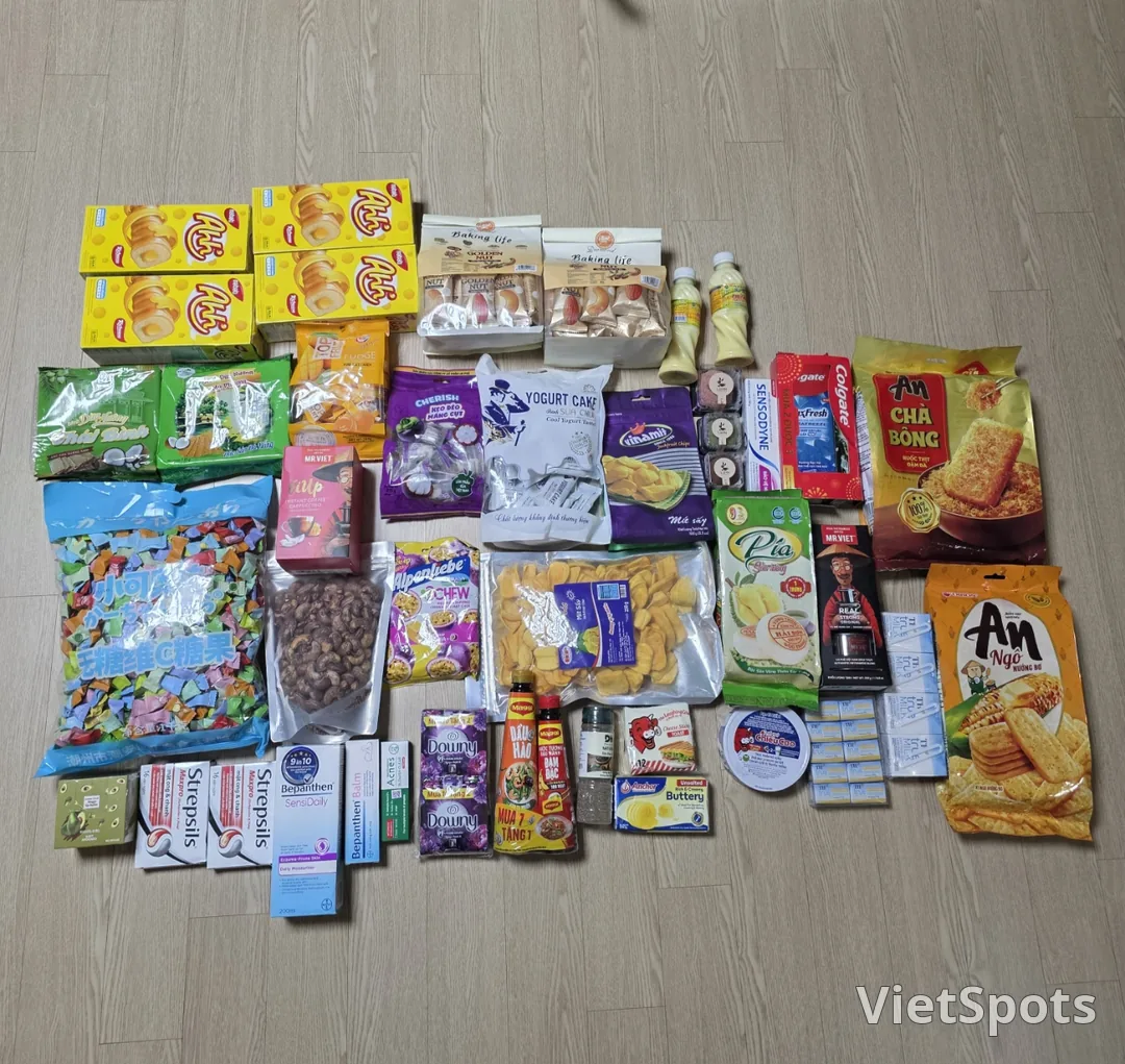 🇻🇳 माँ और दो बेटियों की दा नांग यात्रा_कोई छोटी-मोटी नहीं बल्कि बड़ी शॉपिंग ग्रुप फोटो #1_कपड़ा, भोजन और आवास में से, भोजन!!!