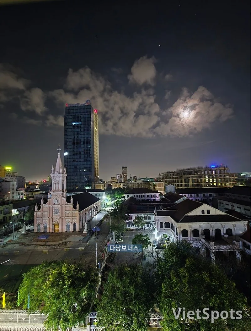 🇻🇳 तीन माँ-बेटियों की दा नांग यात्रा_ पिंक कैथेड्रल, बादलों द्वारा चित्रित चांदनी की तरह