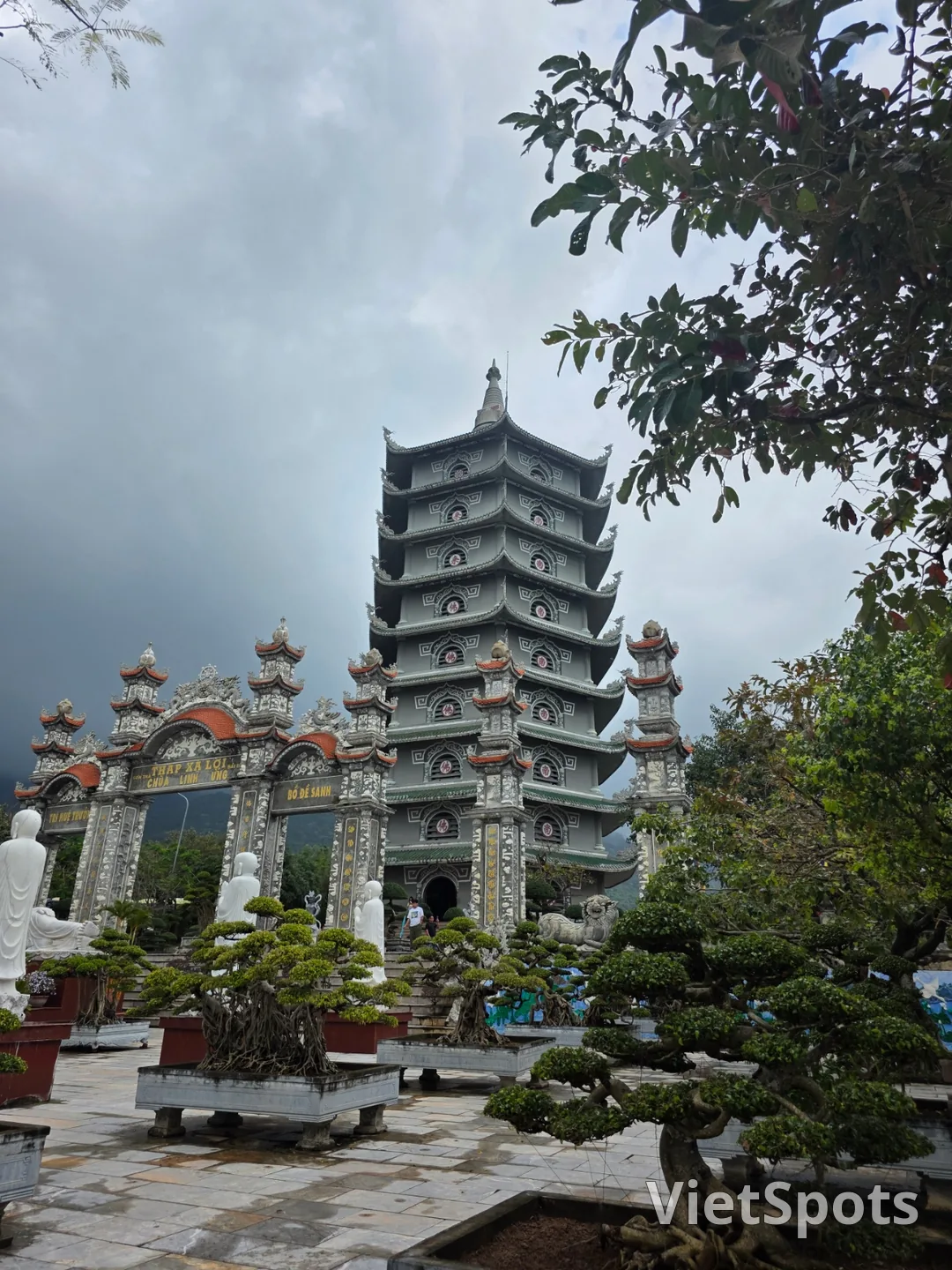 🇻🇳 Chuyến du lịch Đà Nẵng của mẹ và hai con gái_Chùa Yeongheungsa đang trong quá trình thi công