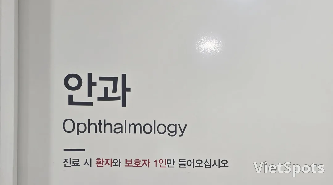😷 Đeo khẩu trang đang chờ ở bệnh viện