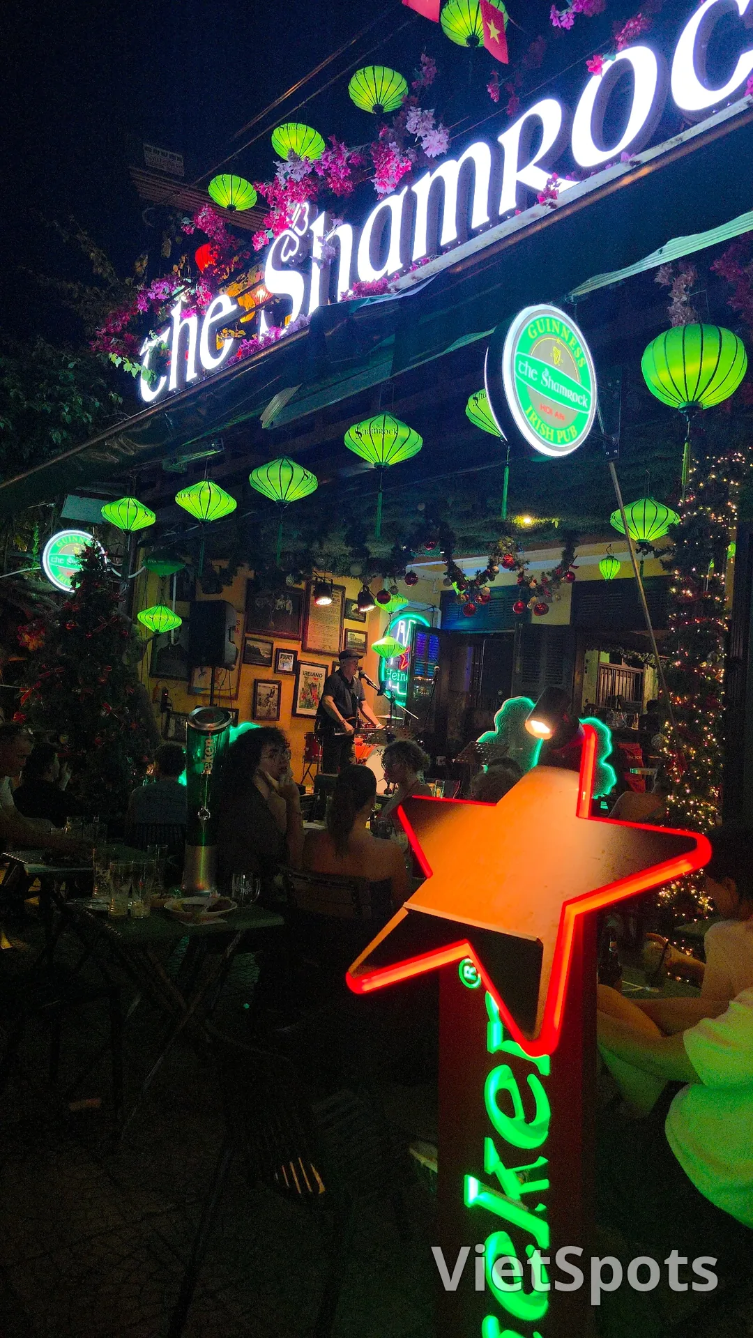 🇻🇳母女三人岘港之旅_ 三叶草爱尔兰酒吧🎤🎸就像最后一次~妈妈,就像最后一次~🎵🎶