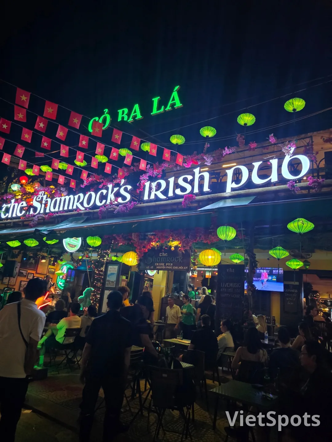 🇻🇳母女三人岘港之旅_ 三叶草爱尔兰酒吧🎤🎸就像最后一次~妈妈,就像最后一次~🎵🎶