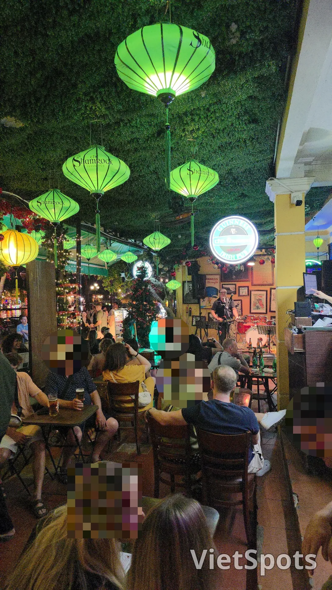 🇻🇳母女三人岘港之旅_ 三叶草爱尔兰酒吧🎤🎸就像最后一次~妈妈,就像最后一次~🎵🎶
