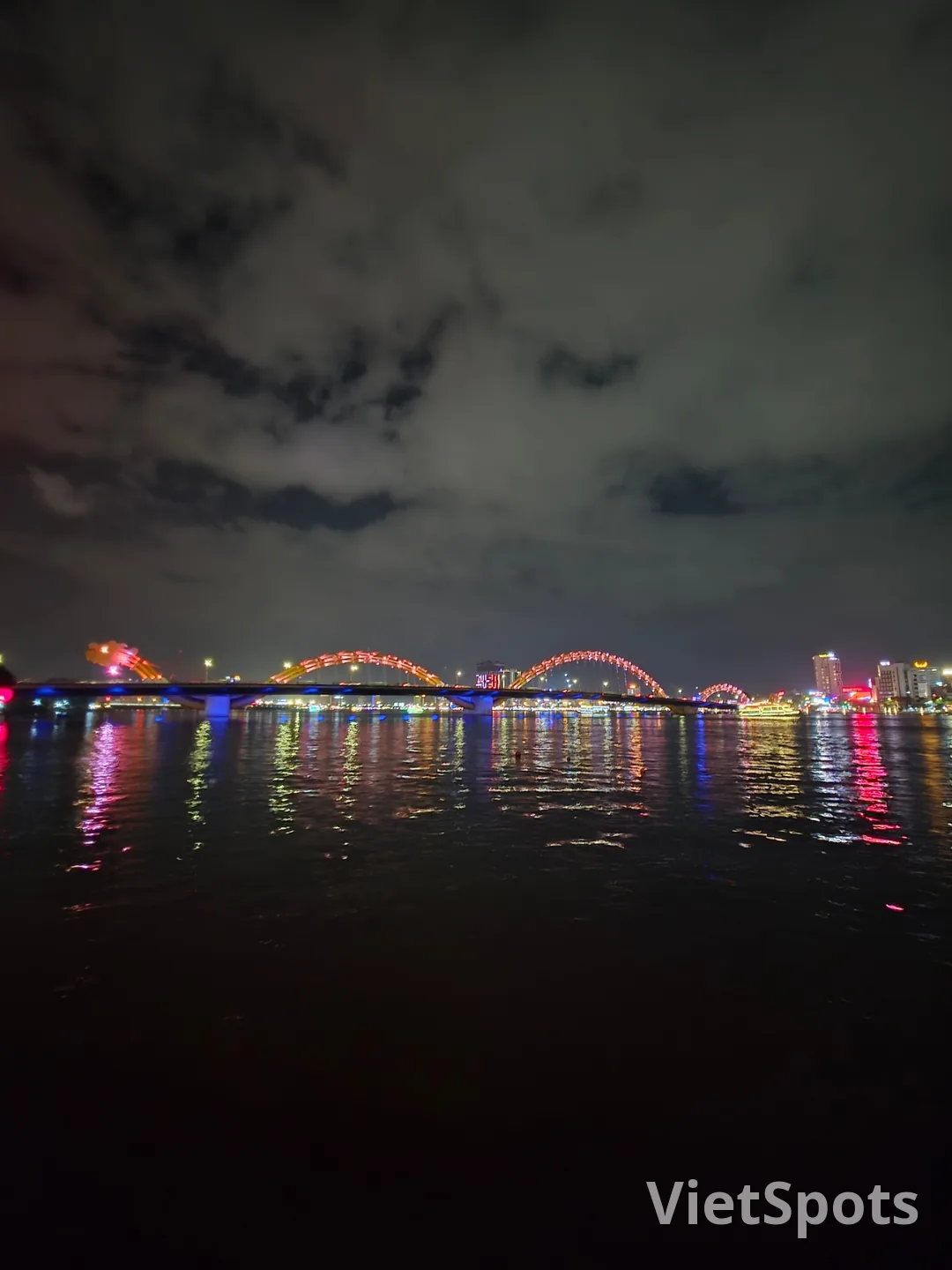 🇻🇳 母女三人岘港之旅_ 就算还差2%，第一晚也得去看龙桥秀秀秀啊