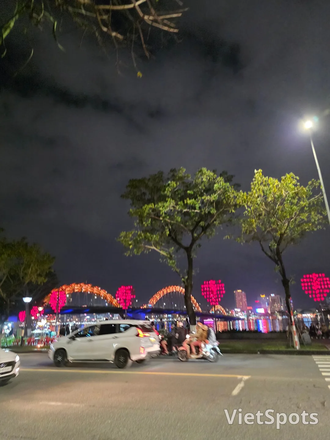 🇻🇳 母女三人岘港之旅_ 就算还差2%，第一晚也得去看龙桥秀秀秀啊