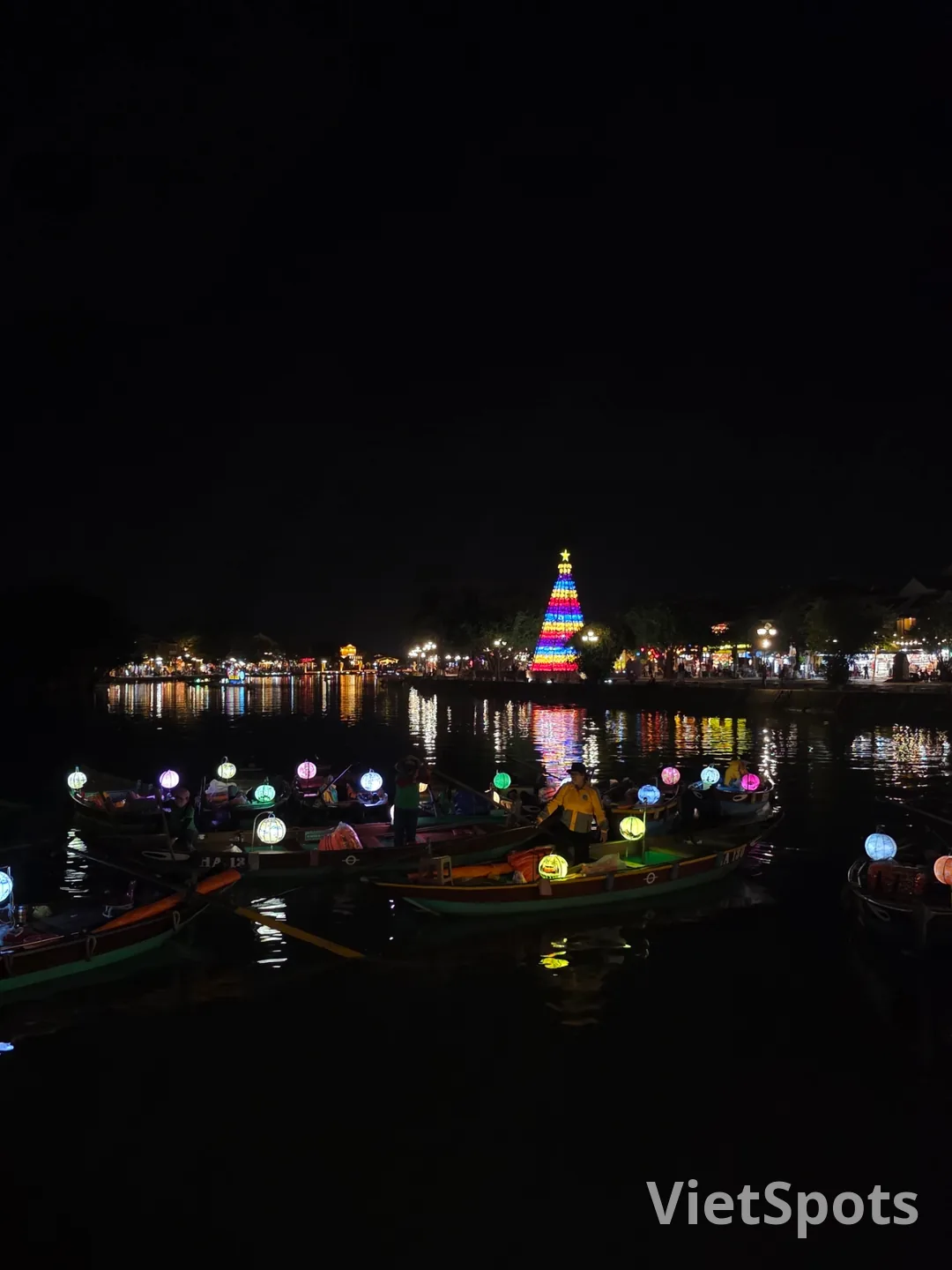 🇻🇳Путешествие мамы с двумя дочками в Дананг_ Поели — теперь надо погулять..хехе