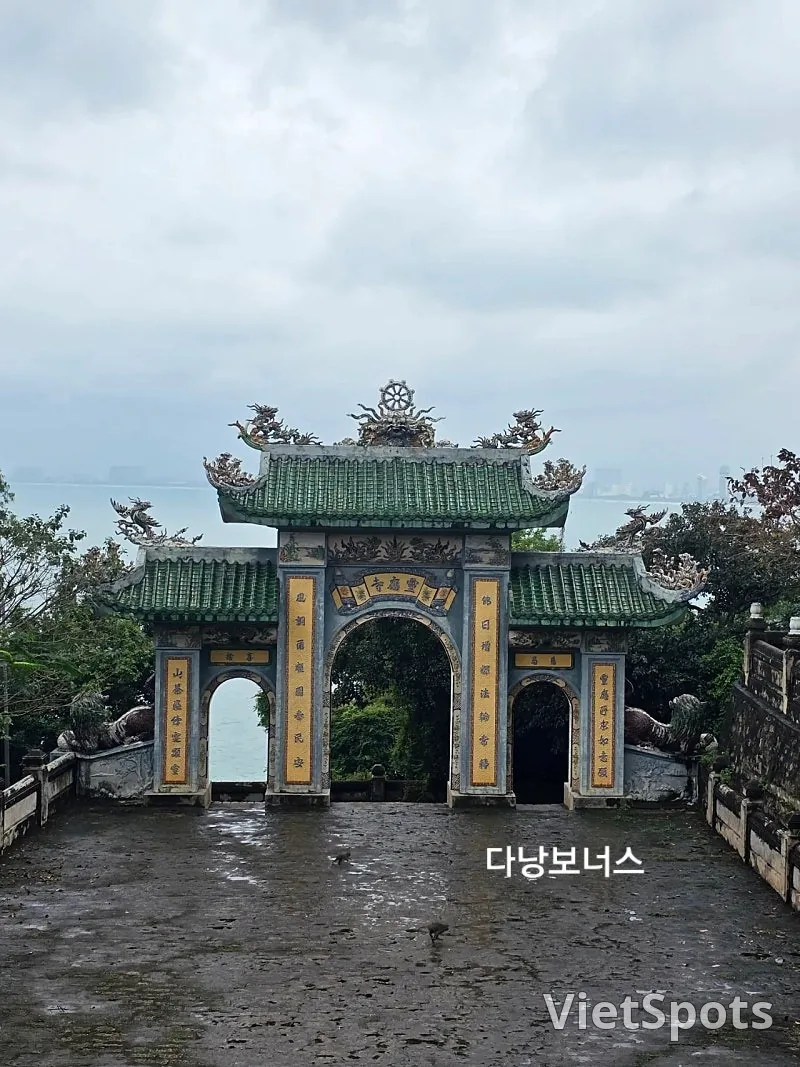 🇻🇳 Путешествие матери с двумя дочерьми в Дананг_ Подарок от пагоды Линь Ынг под дождём! Успешная встреча с обезьянами 🐵🐒