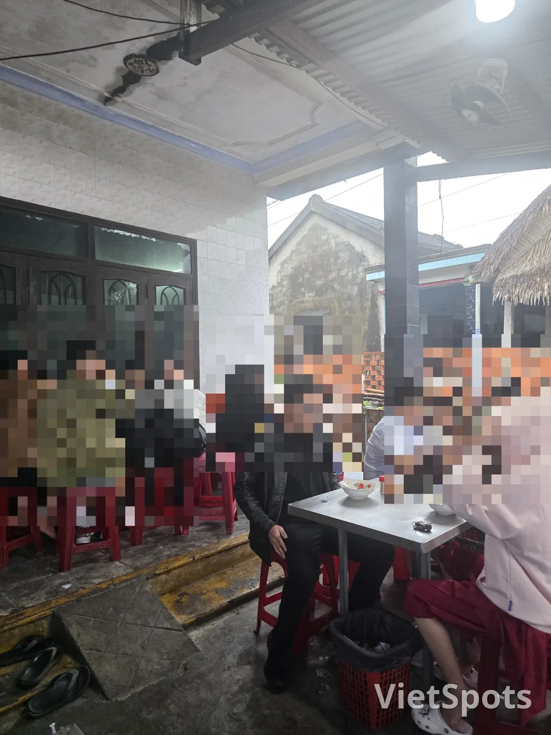 🇻🇳Поездка трёх поколений женщин в Дананг_ Как насчёт тарелки горячей рисовой каши с моллюсками на пляже Ан Банг в дождливый день?