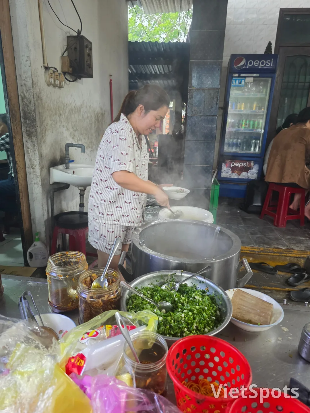 🇻🇳Поездка трёх поколений женщин в Дананг_ Как насчёт тарелки горячей рисовой каши с моллюсками на пляже Ан Банг в дождливый день?