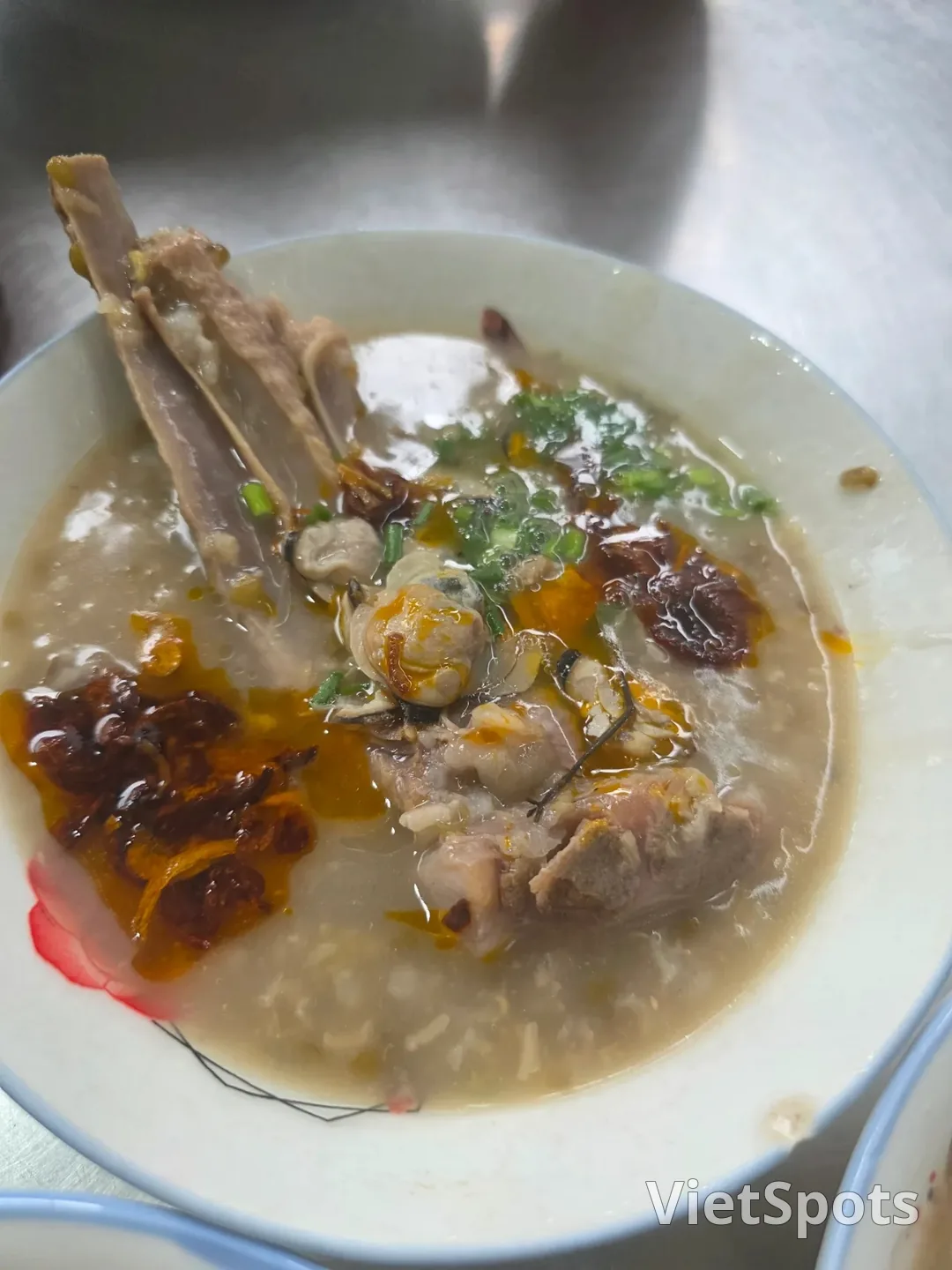 🇻🇳Поездка трёх поколений женщин в Дананг_ Как насчёт тарелки горячей рисовой каши с моллюсками на пляже Ан Банг в дождливый день?