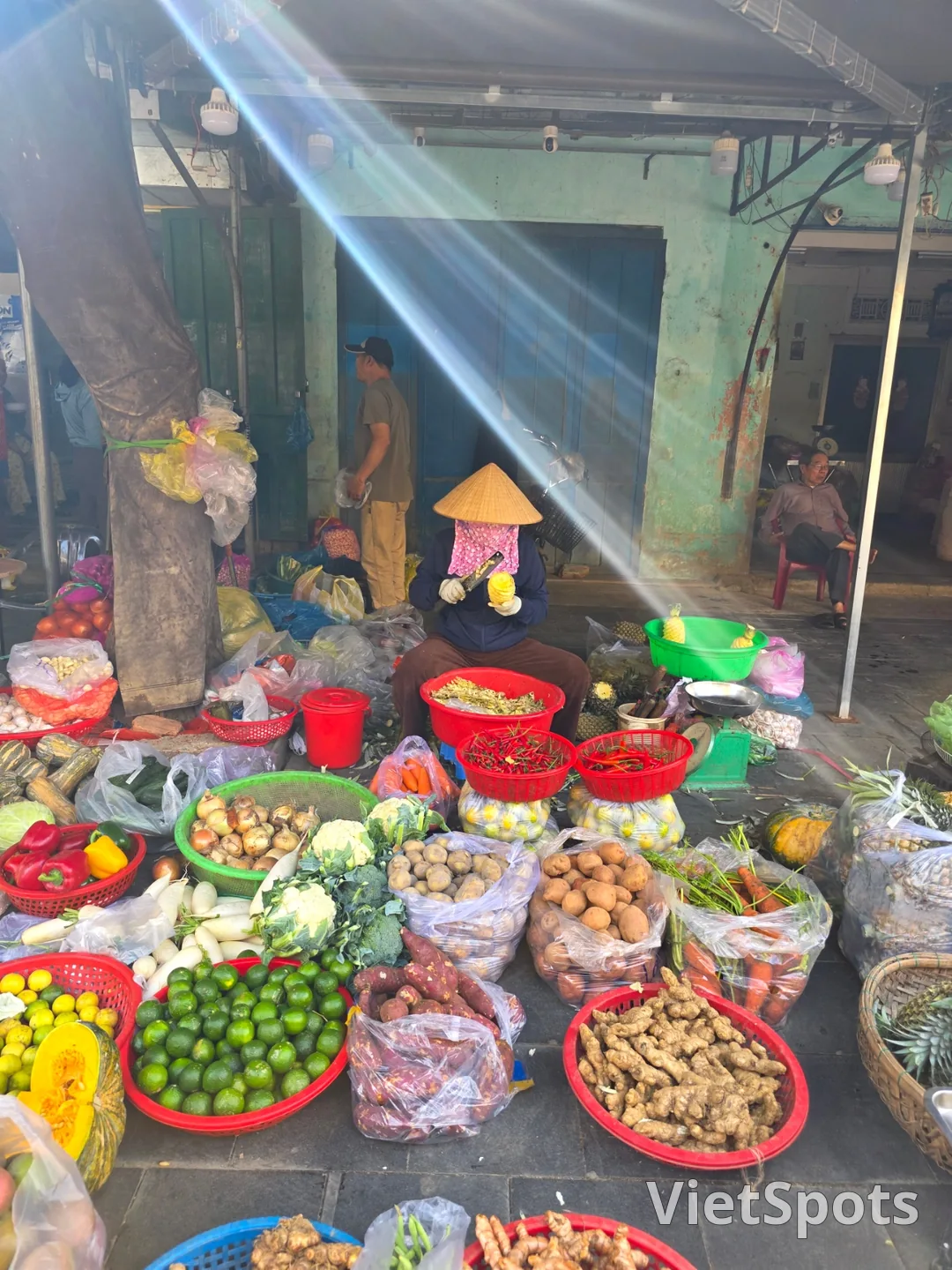 🇻🇳 तीन माँ-बेटियों की डा नांग यात्रा_ होई आन के भोर के बाज़ार में मिले अनानास के उस्ताद! आख़िरकार आवेग में ख़रीदारी कर ही ली
