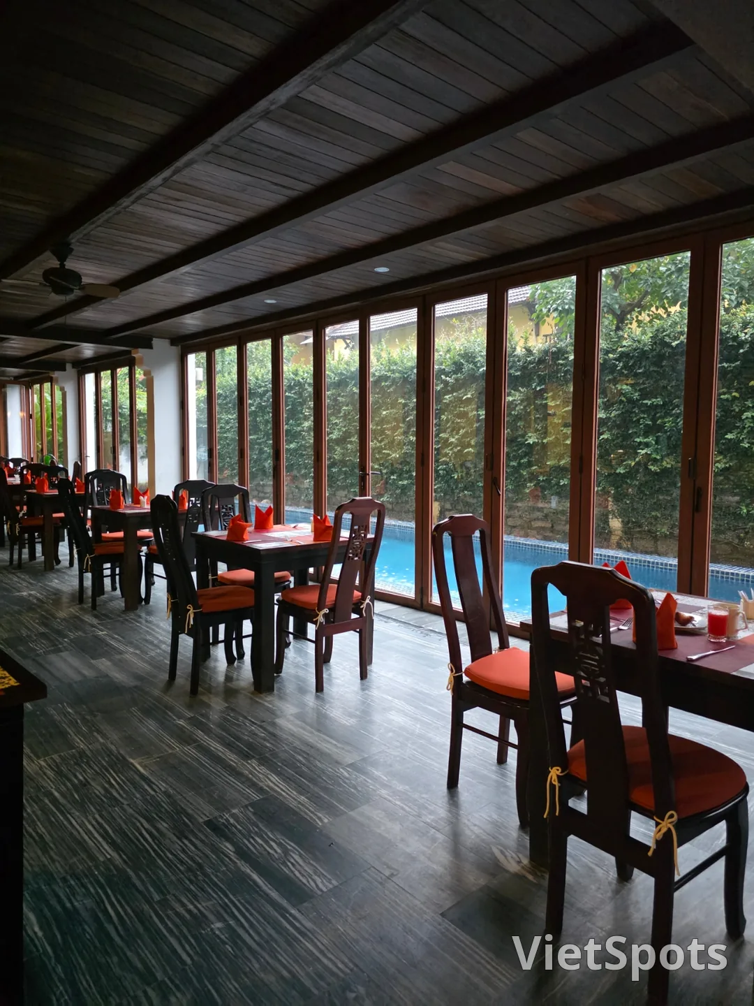 🇻🇳 Chuyến du lịch Đà Nẵng của gia đình ba thế hệ_ Chỗ ở giá hời ở Hội An! Hồ bơi khách sạn Vinh Hung Old Town Hotel