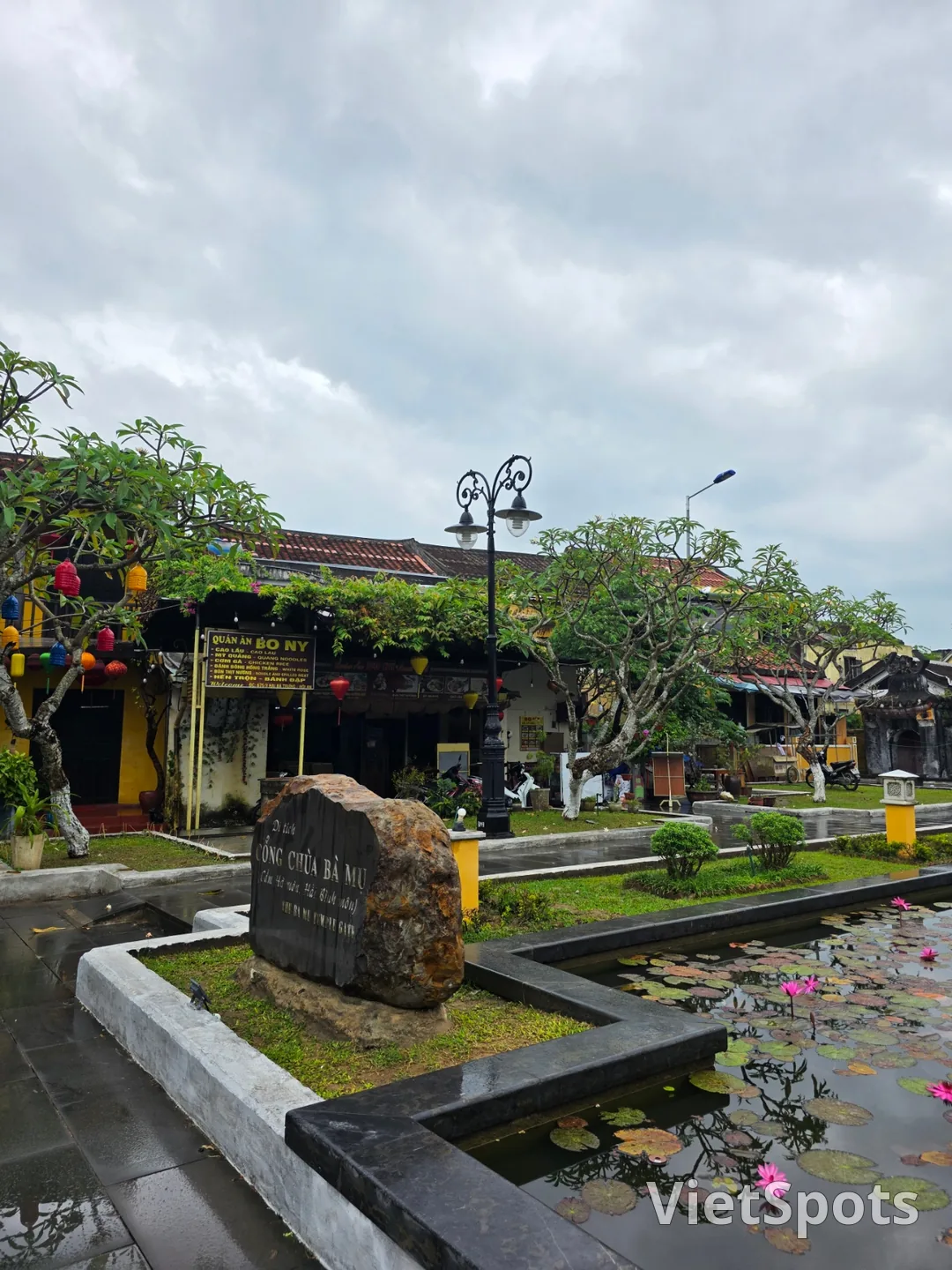 🇻🇳三世代（おばあちゃん・お母さん・娘）ダナン旅行_ ようこそ~!! 雨降るバーナー寺院は初めてでしょ??😂