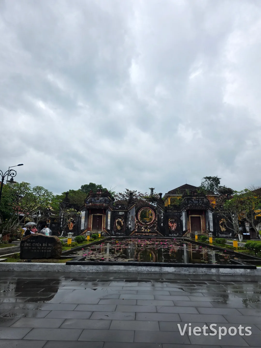 🇻🇳三世代（おばあちゃん・お母さん・娘）ダナン旅行_ ようこそ~!! 雨降るバーナー寺院は初めてでしょ??😂