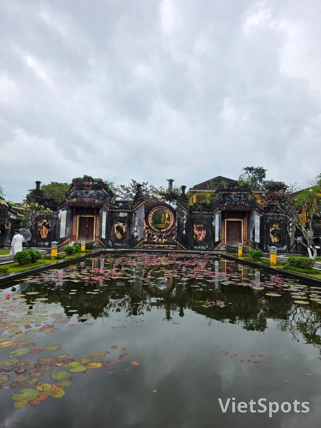 🇻🇳三世代（おばあちゃん・お母さん・娘）ダナン旅行_ ようこそ~!! 雨降るバーナー寺院は初めてでしょ??😂