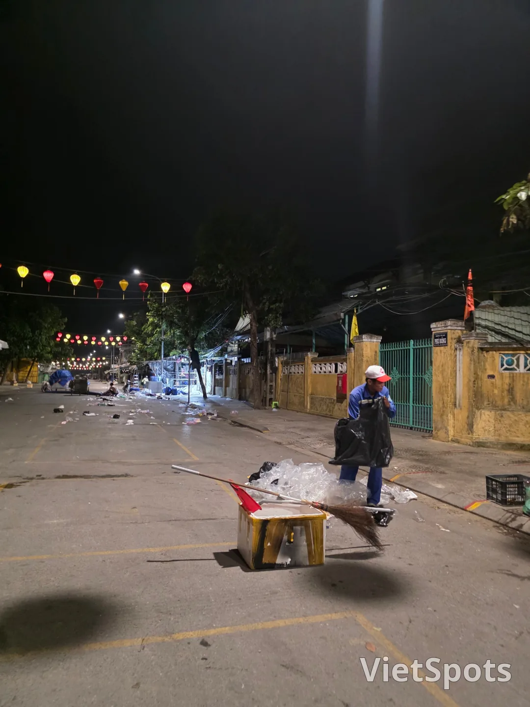 🇻🇳 ทริปดานังของสามแม่ลูก _ ผู้คนที่กำลังเก็บกวาดยามค่ำคืน หลังจากตลาดกลางคืนฮอยอันปิดลง
