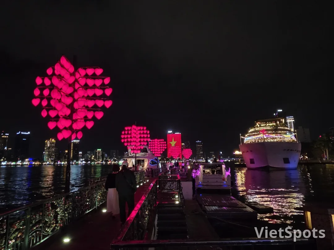 🇻🇳三母女岘港之旅_ 爱情桥(Cầu Tình Yêu - Love Pier)