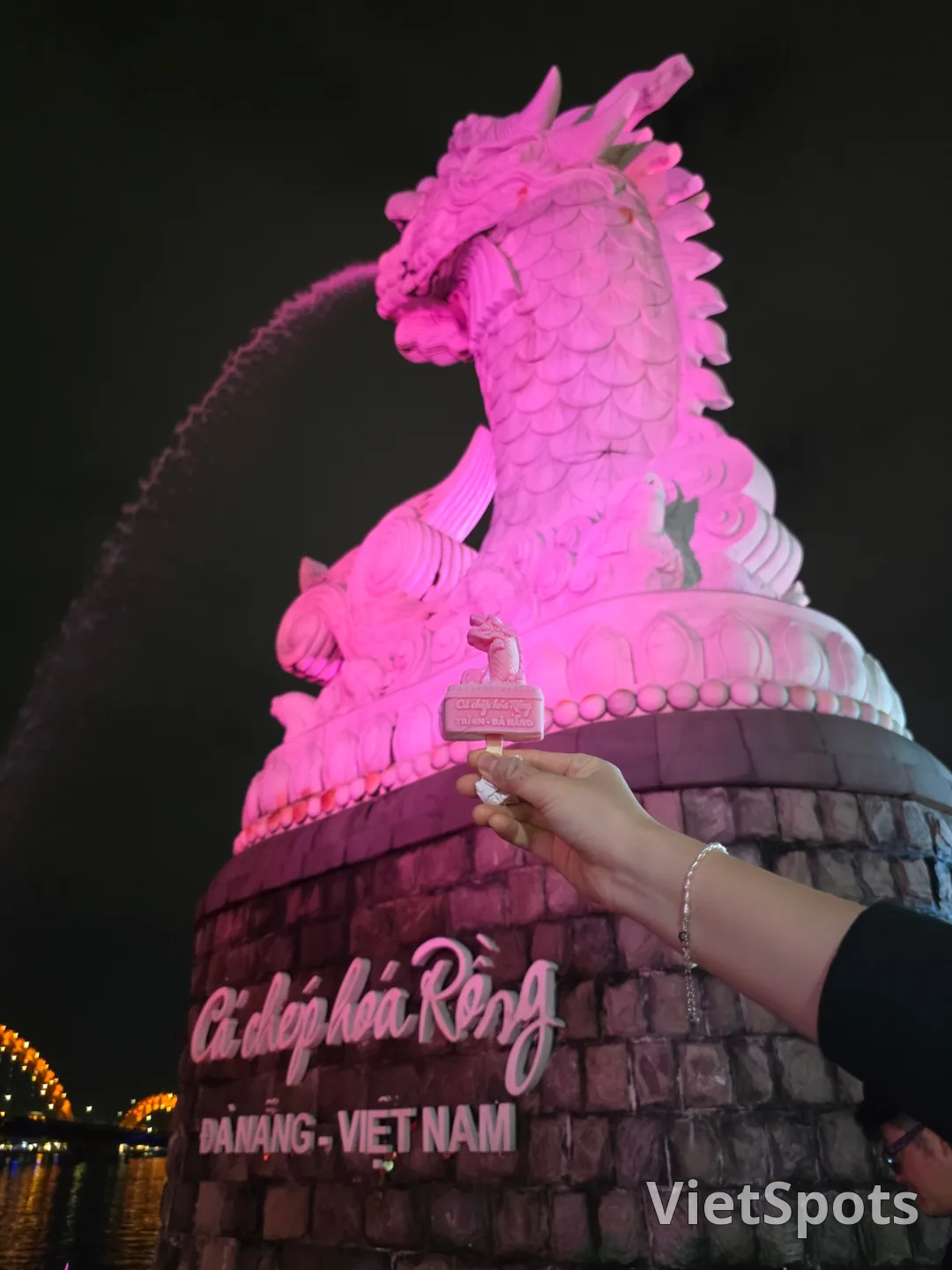 🇻🇳 Chuyến du lịch Đà Nẵng của mẹ và hai con gái_ Biểu tượng của Đà Nẵng! Tượng cá chép