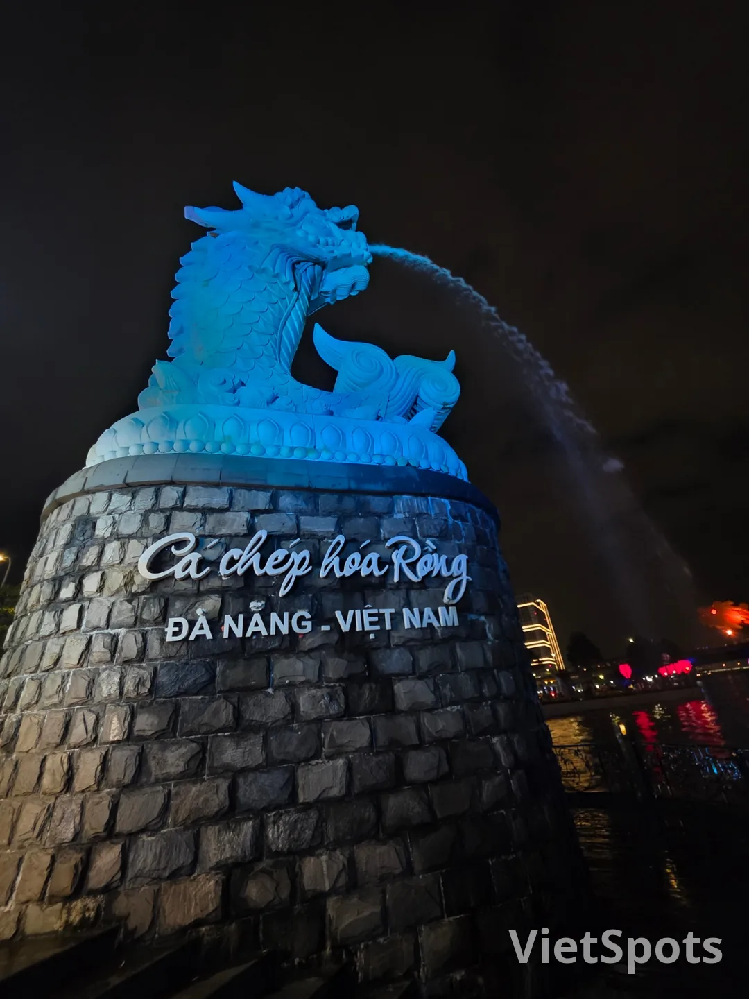 🇻🇳 Chuyến du lịch Đà Nẵng của mẹ và hai con gái_ Biểu tượng của Đà Nẵng! Tượng cá chép