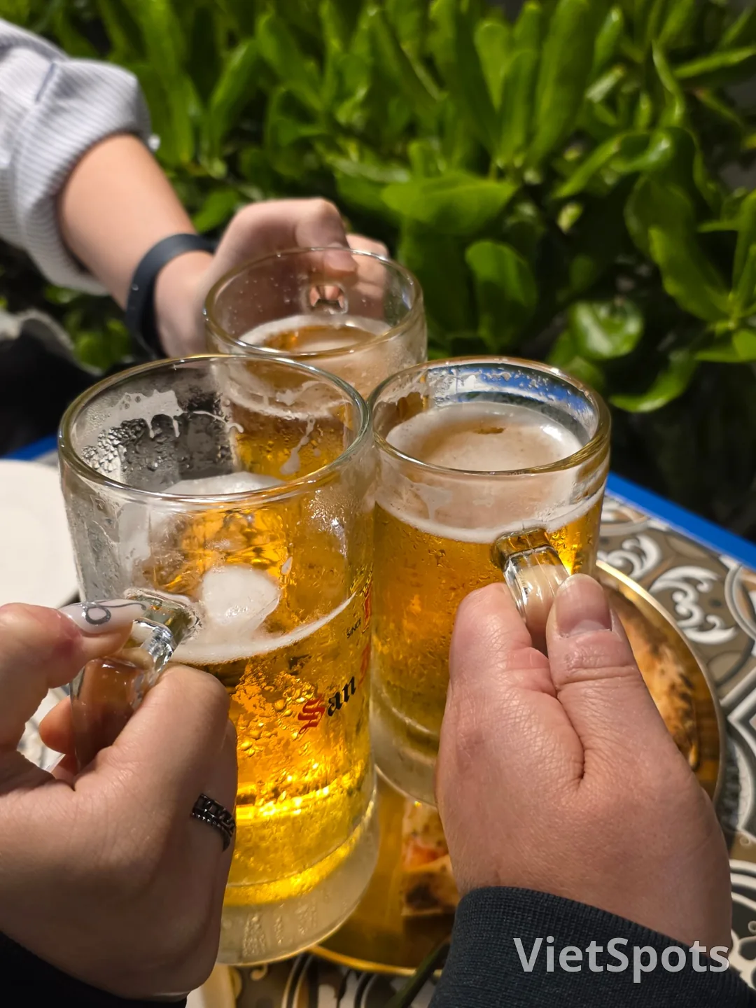 🇻🇳母女三人岘港之旅_ 看夜海喝啤酒吃披萨~ 干杯🍻