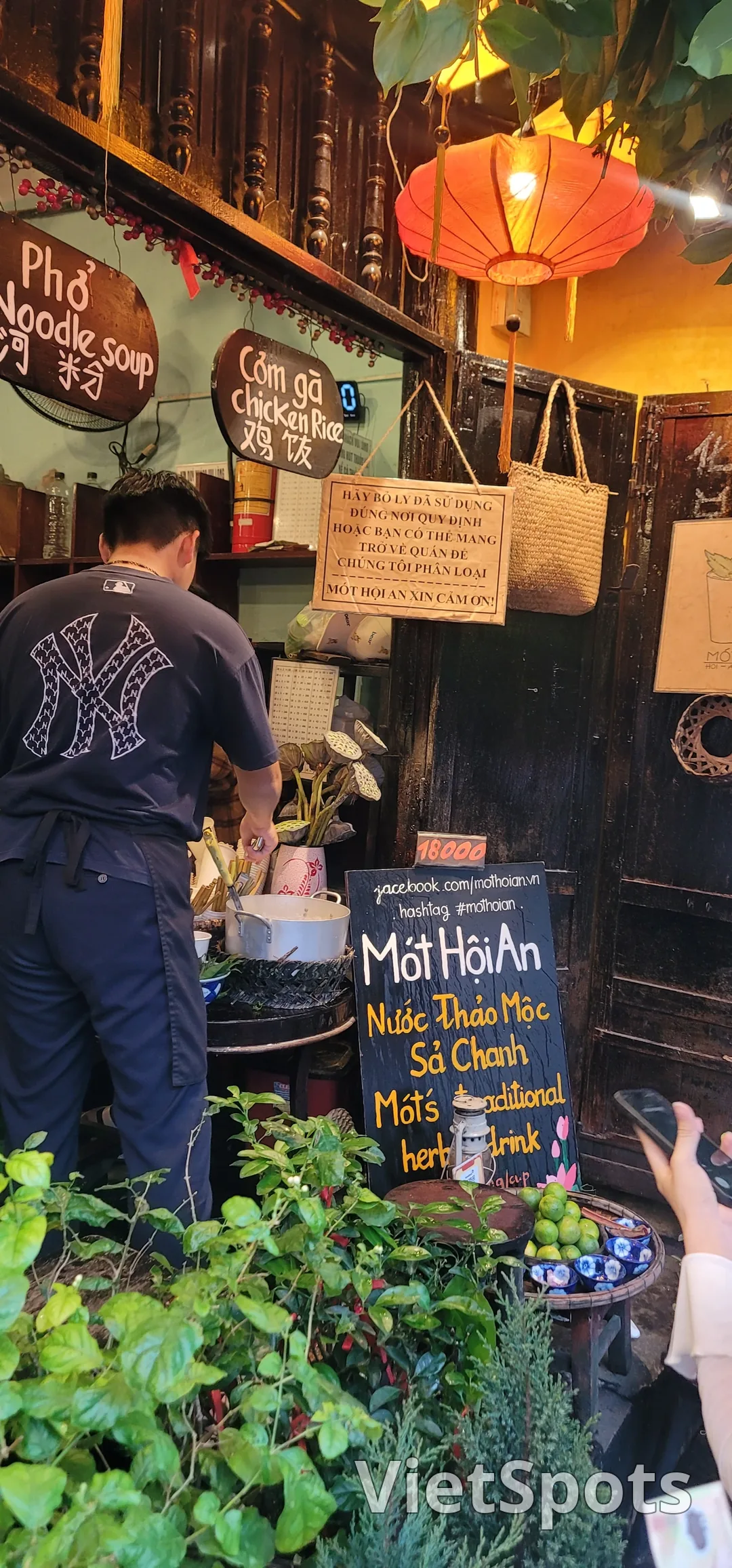 ✈️รีวิว) ร้าน MOT คาเฟ่ ฮอยอัน - ชากลีบดอกบัว
