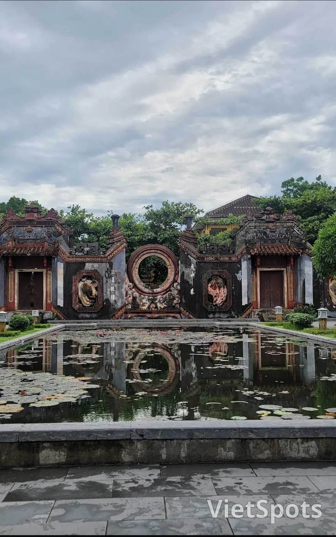 ✈️รีวิว) วัดบ่าหมู่ ฮอยอัน - สถานที่ที่กลางวันและกลางคืนแตกต่างกัน