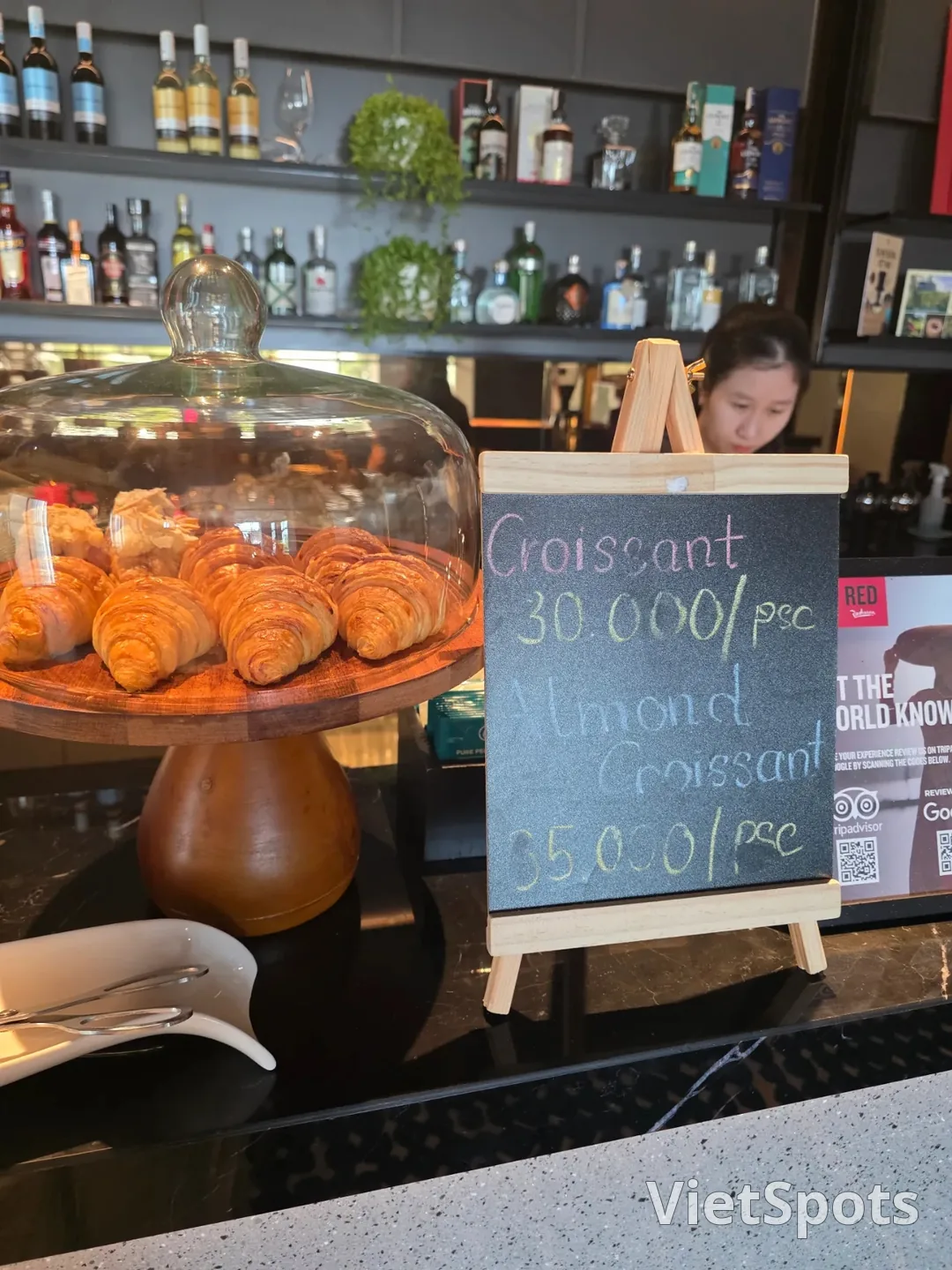 点评)▶️✍️丽笙红酒店-咖啡休息厅、屋顶酒吧Blackout Bar