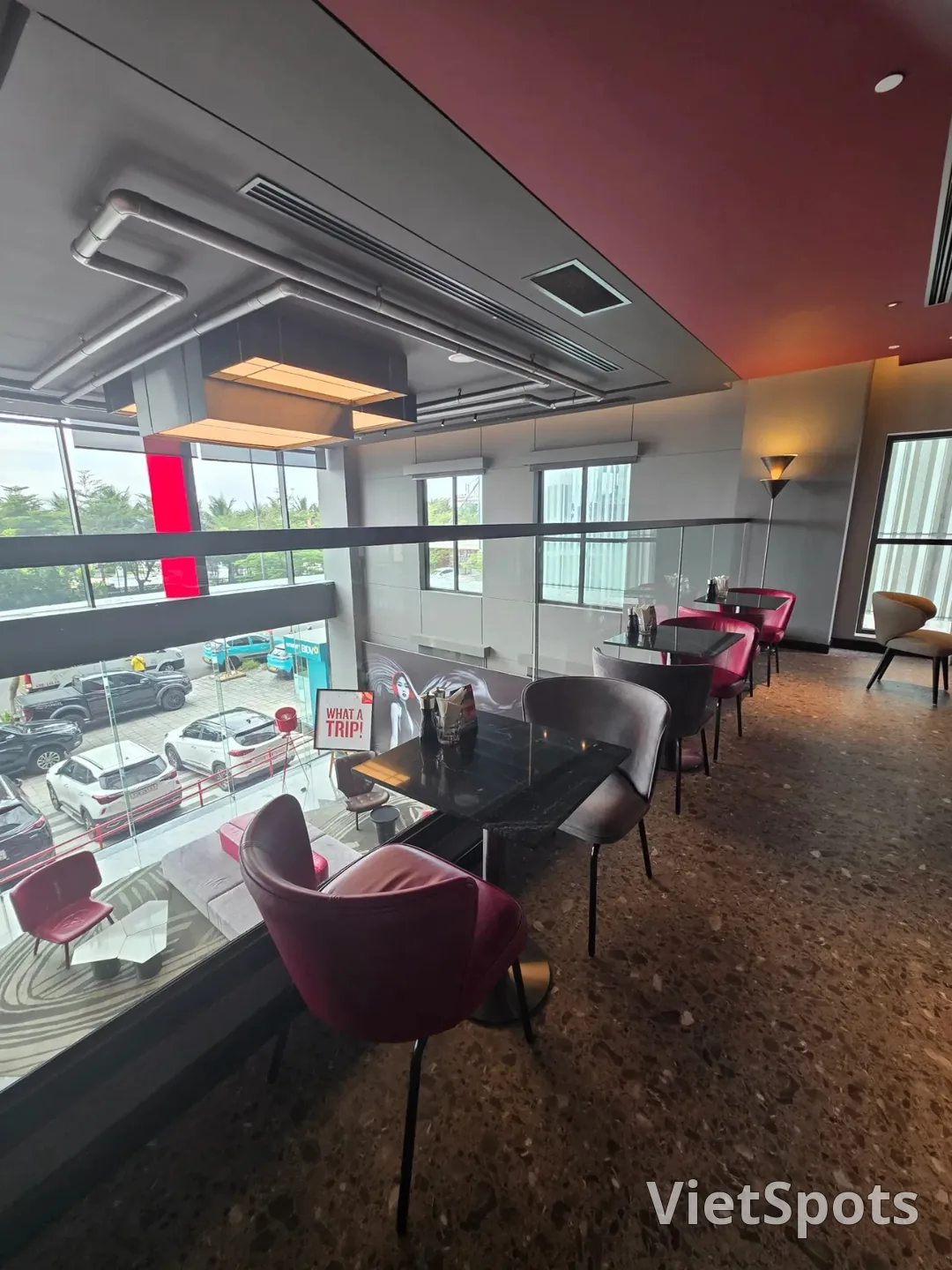 点评)▶️✍️丽笙红酒店-咖啡休息厅、屋顶酒吧Blackout Bar