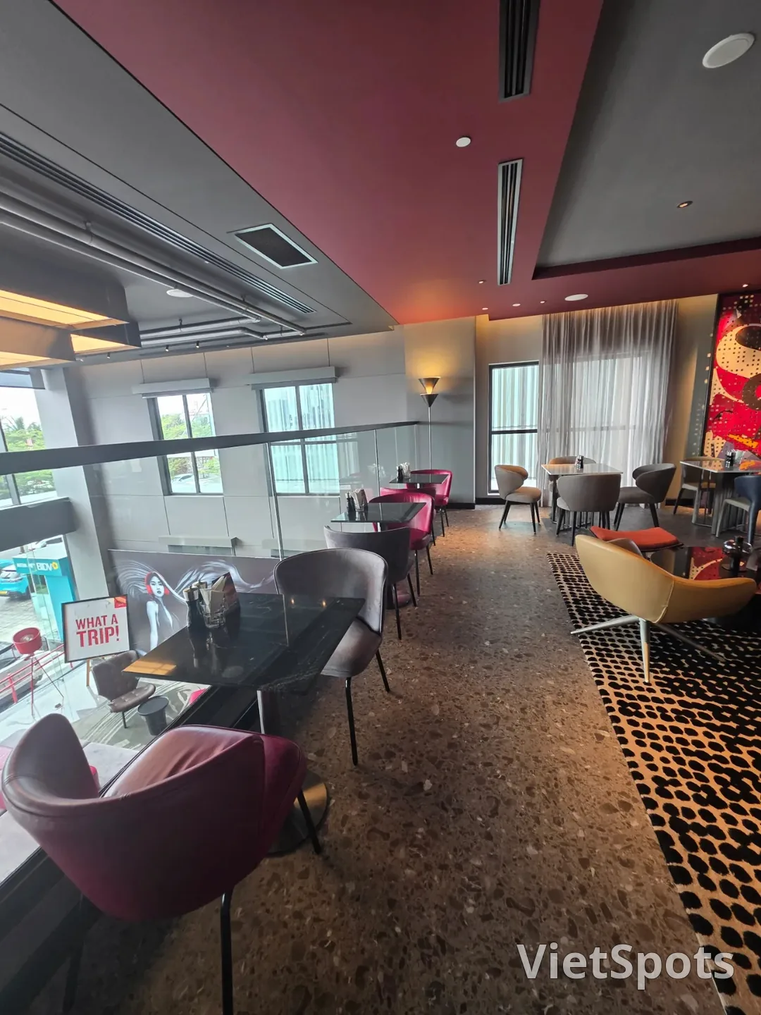 点评)▶️✍️丽笙红酒店-咖啡休息厅、屋顶酒吧Blackout Bar
