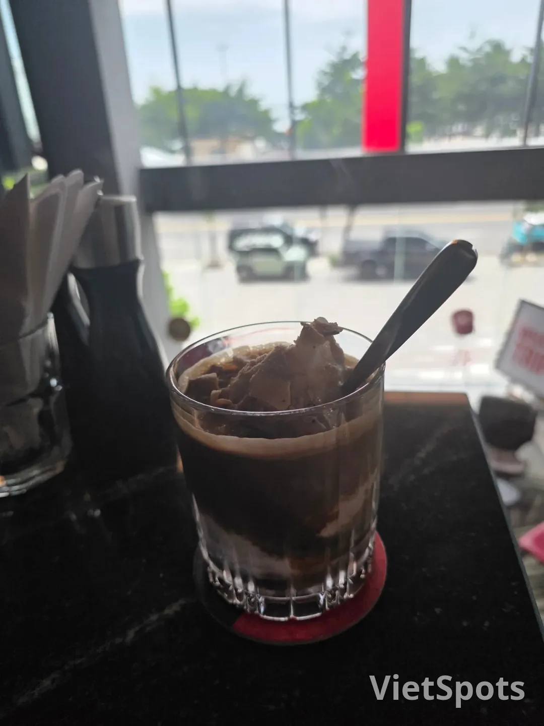 点评)▶️✍️丽笙红酒店-咖啡休息厅、屋顶酒吧Blackout Bar
