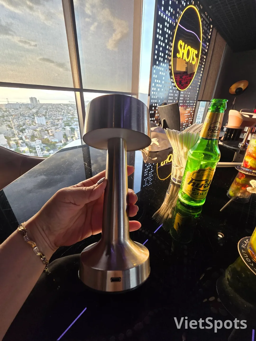 点评)▶️✍️丽笙红酒店-咖啡休息厅、屋顶酒吧Blackout Bar