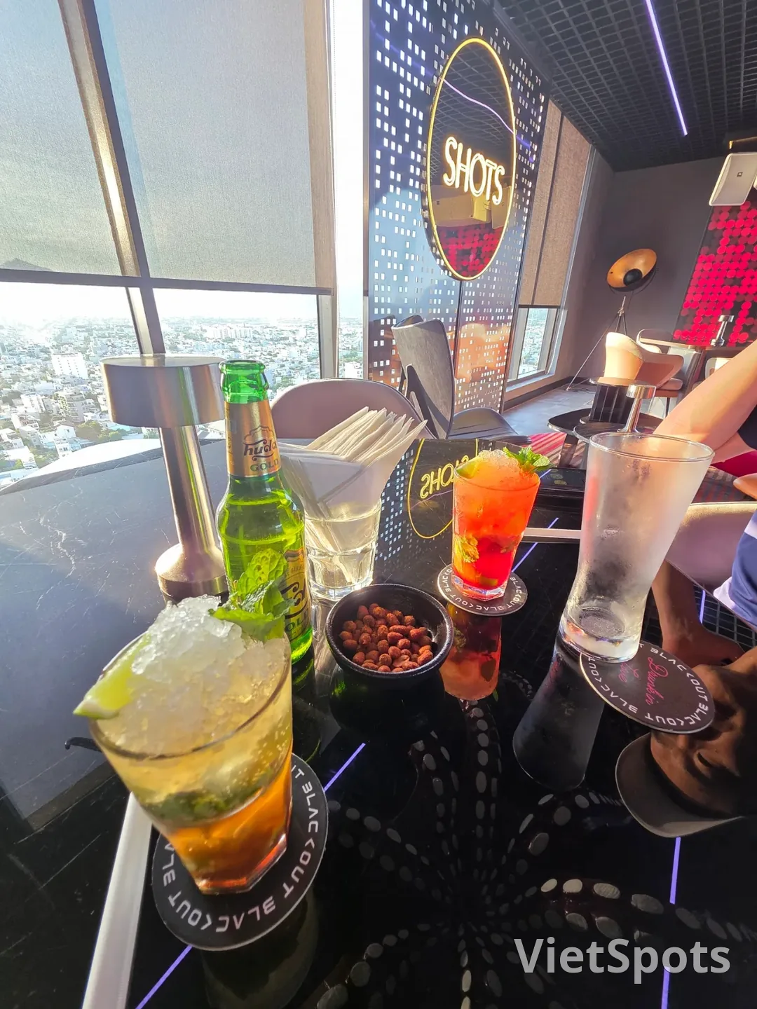 点评)▶️✍️丽笙红酒店-咖啡休息厅、屋顶酒吧Blackout Bar