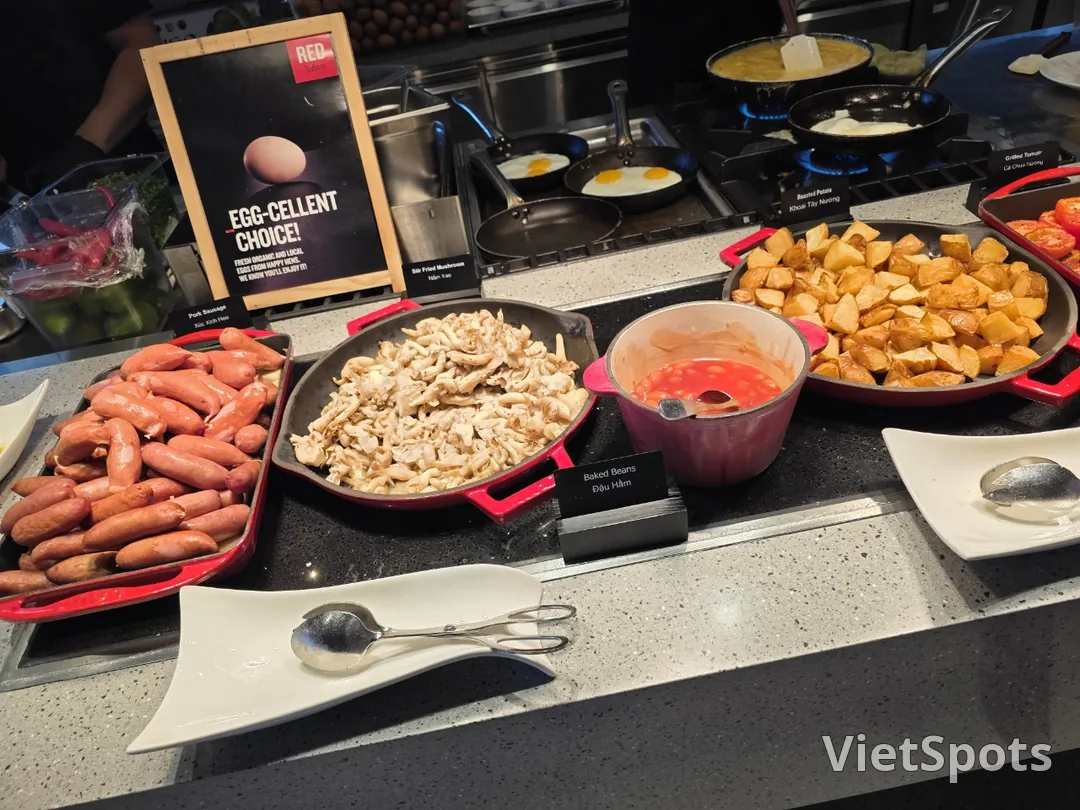 (Review)▶️✍️Radisson Red Hotel - Breakfast, Swimming Pool, Sauna, Fitness Center, etc.