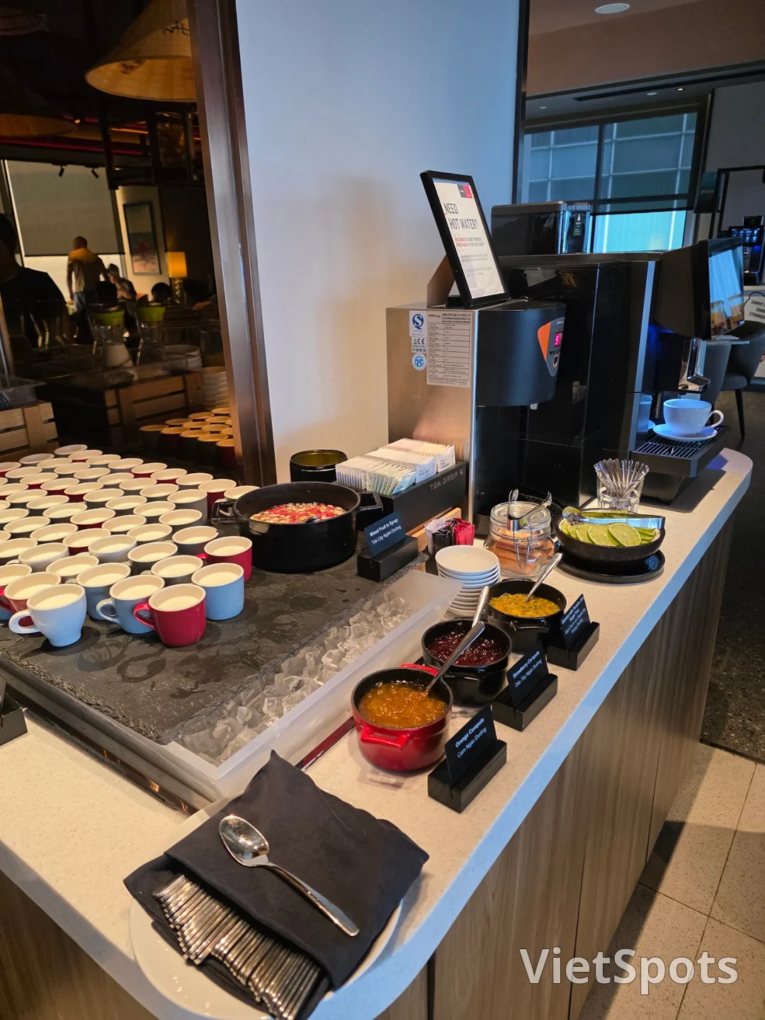 (Review)▶️✍️Radisson Red Hotel - Breakfast, Swimming Pool, Sauna, Fitness Center, etc.