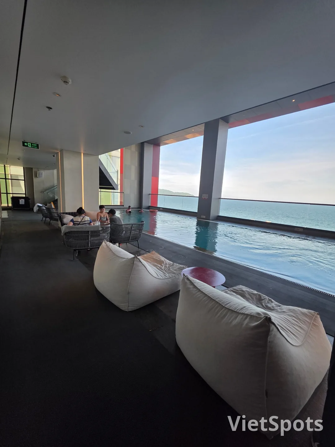 (Review)▶️✍️Radisson Red Hotel - Breakfast, Swimming Pool, Sauna, Fitness Center, etc.