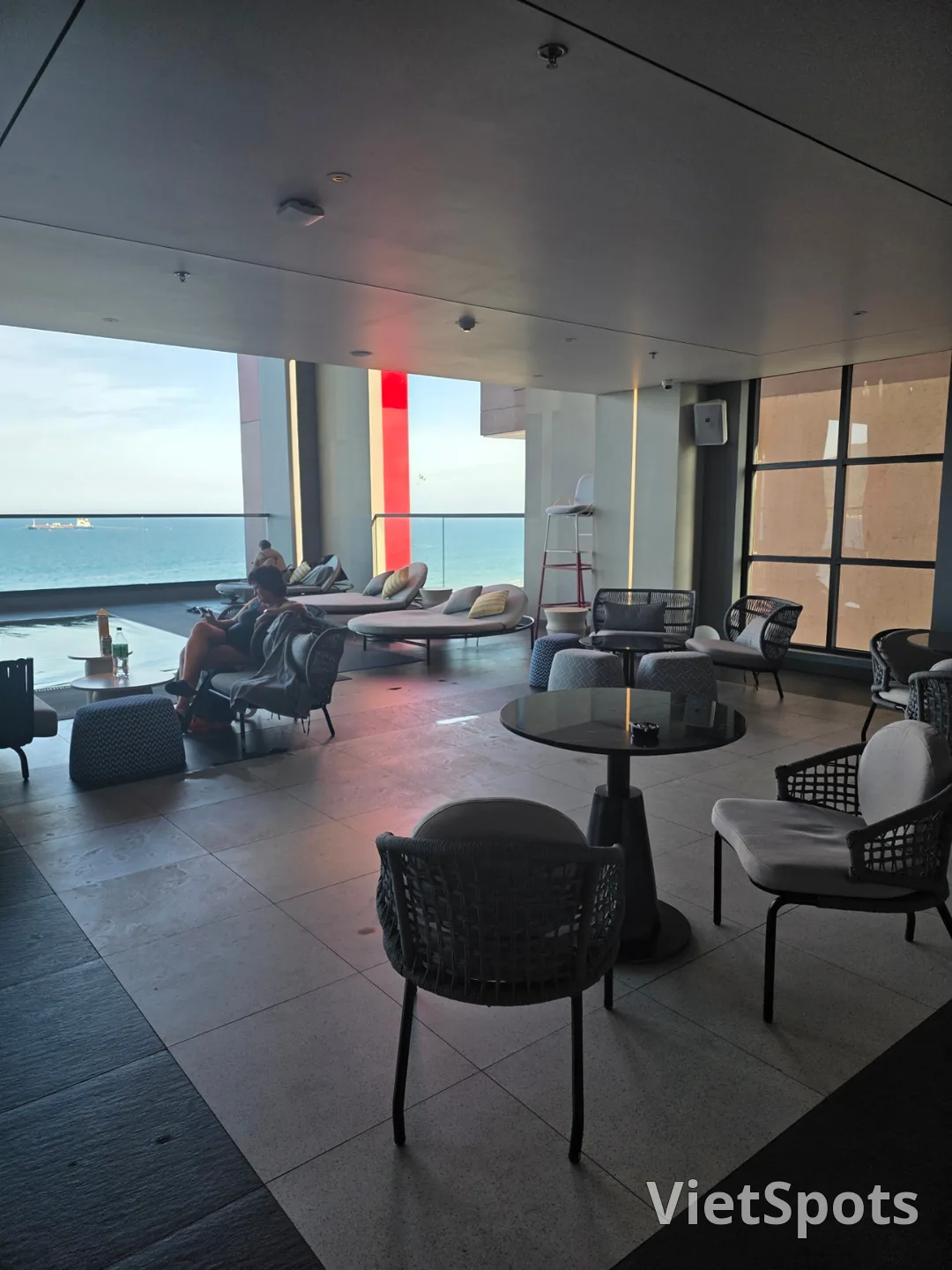 (Review)▶️✍️Radisson Red Hotel - Breakfast, Swimming Pool, Sauna, Fitness Center, etc.