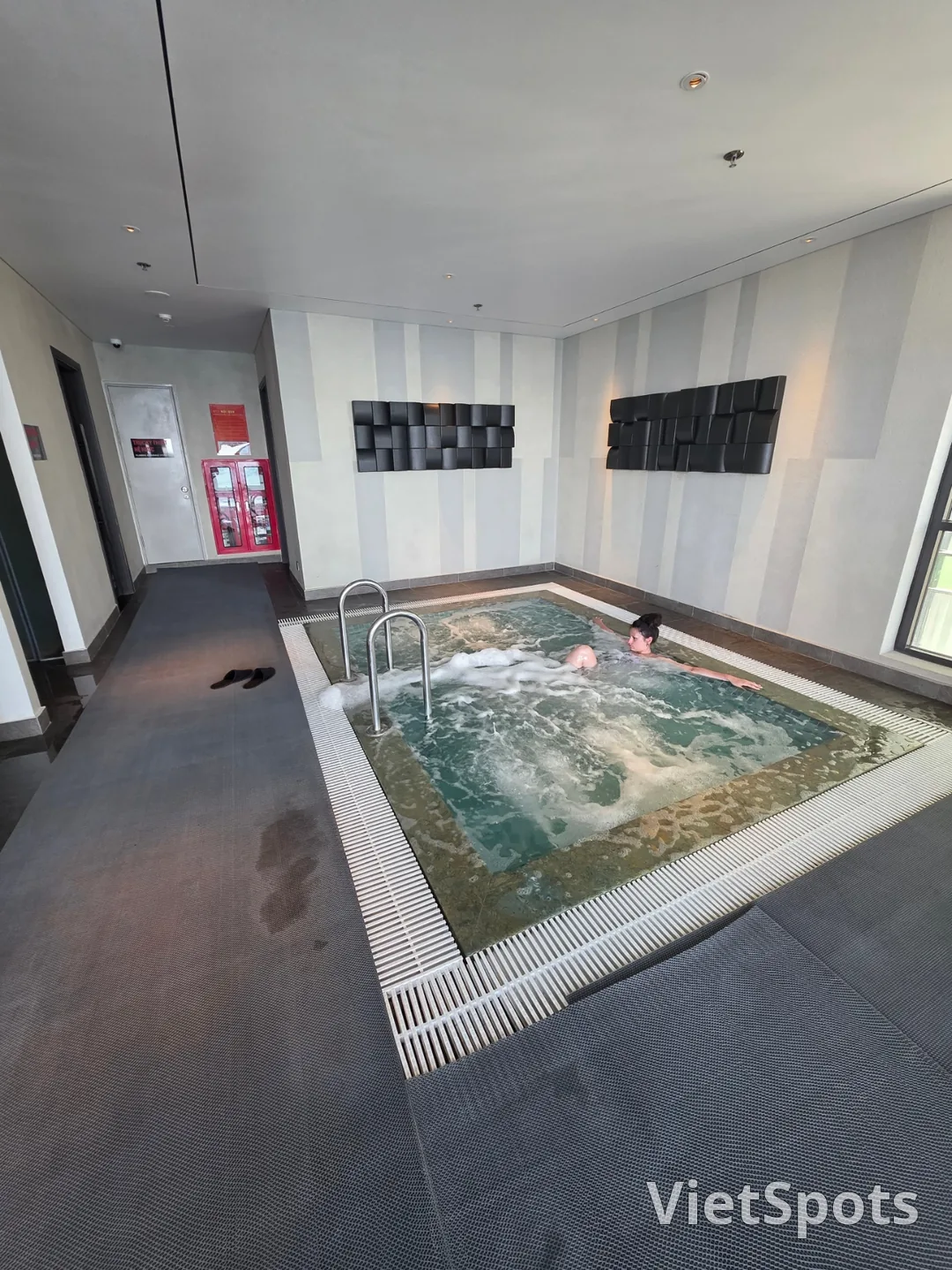 (Review)▶️✍️Radisson Red Hotel - Breakfast, Swimming Pool, Sauna, Fitness Center, etc.