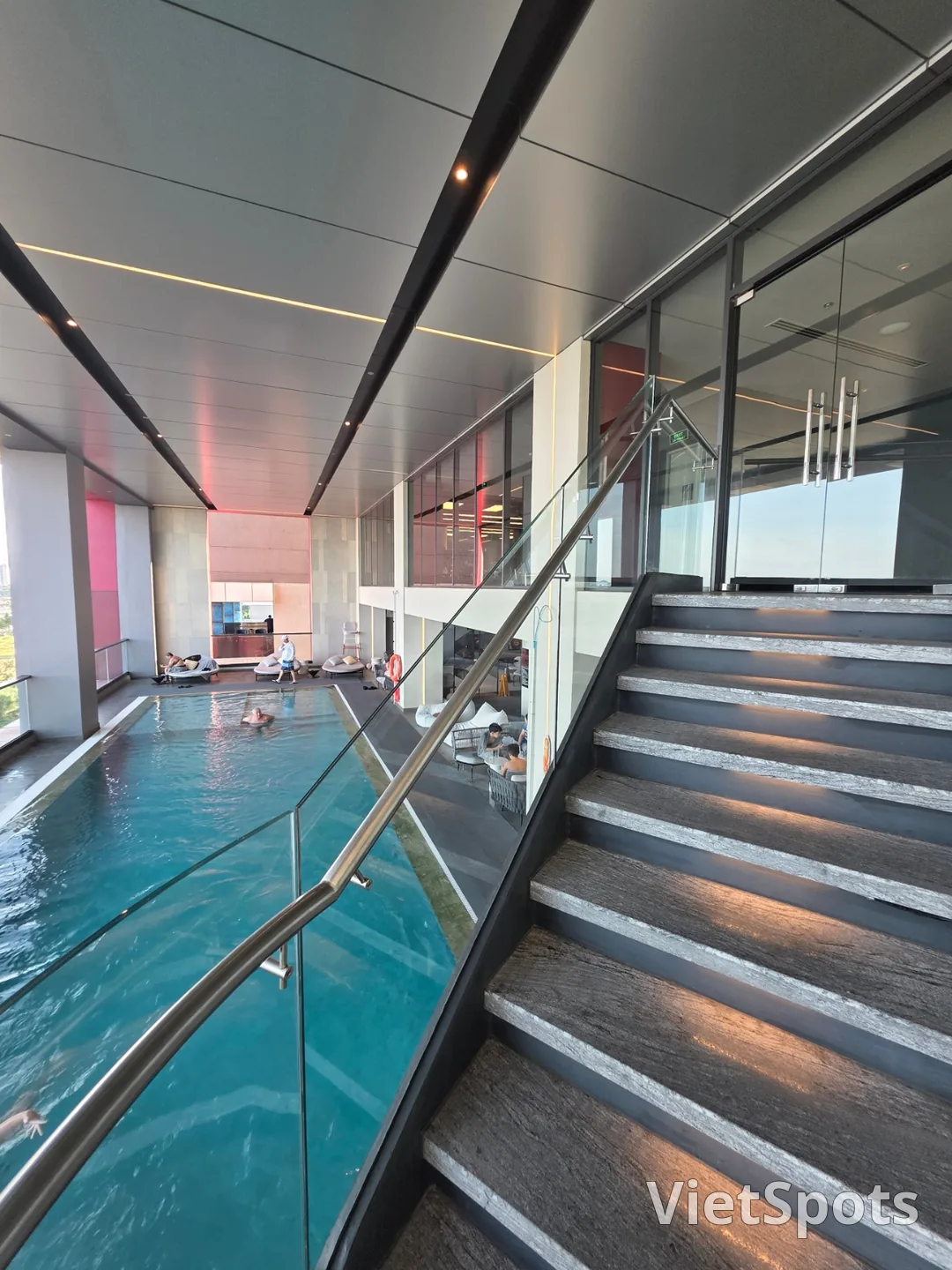 (Review)▶️✍️Radisson Red Hotel - Breakfast, Swimming Pool, Sauna, Fitness Center, etc.